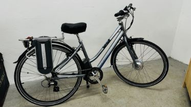 A GIANT TWIST EXPRESS RS2-W 7 SPEED ELECTRIC BICYCLE WITH KEY AND CHARGER - SOLD AS SEEN.