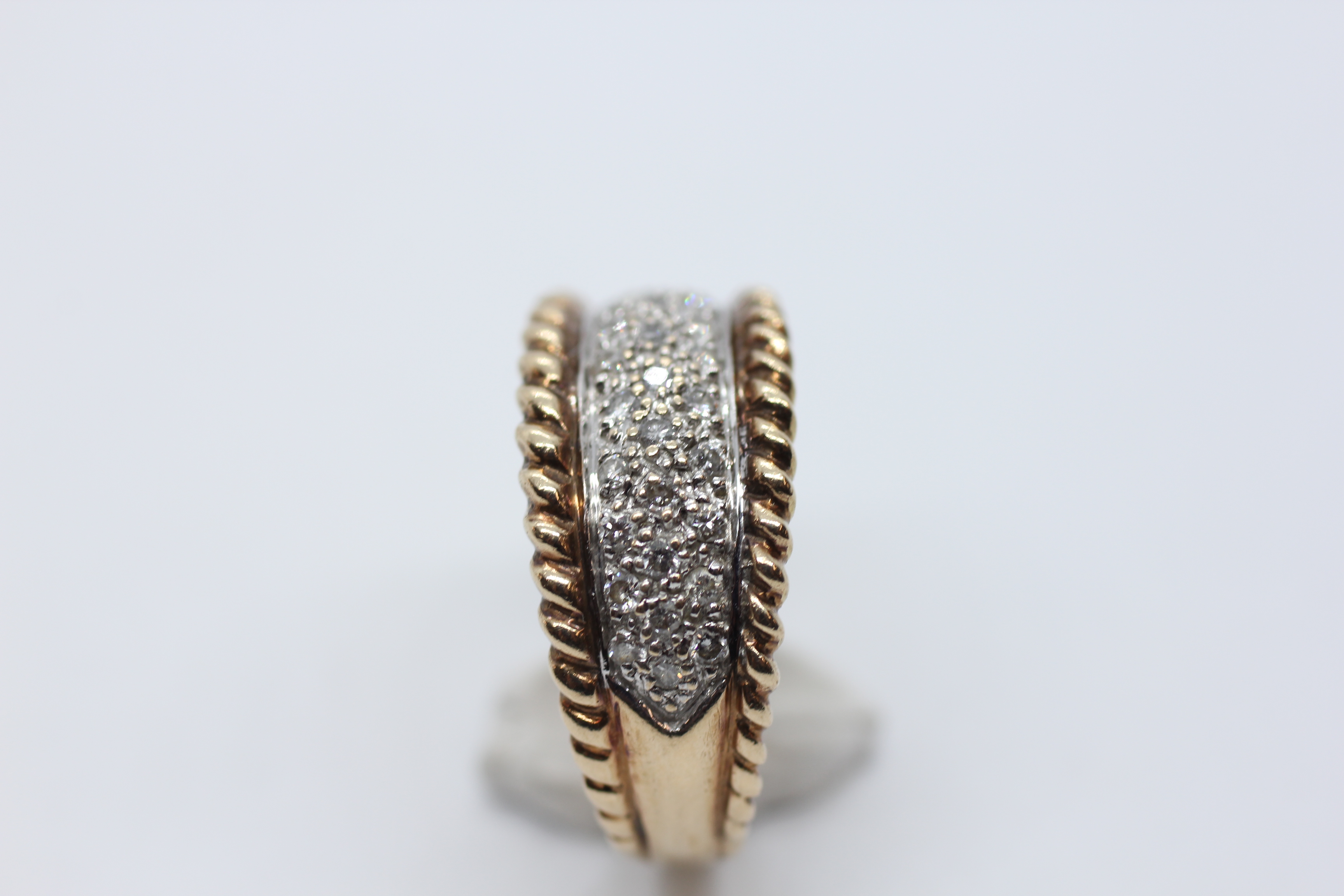 A DESIGNER 9CT GOLD RING SET WITH MULTIPLE DIAMONDS WITHIN A ROPE TRIM. - Image 11 of 13