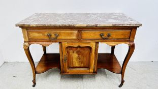 AN EDWARDIAN MARBLE TOP MAHOGANY WASH STAND W 108CM D 51CM H 75CM.