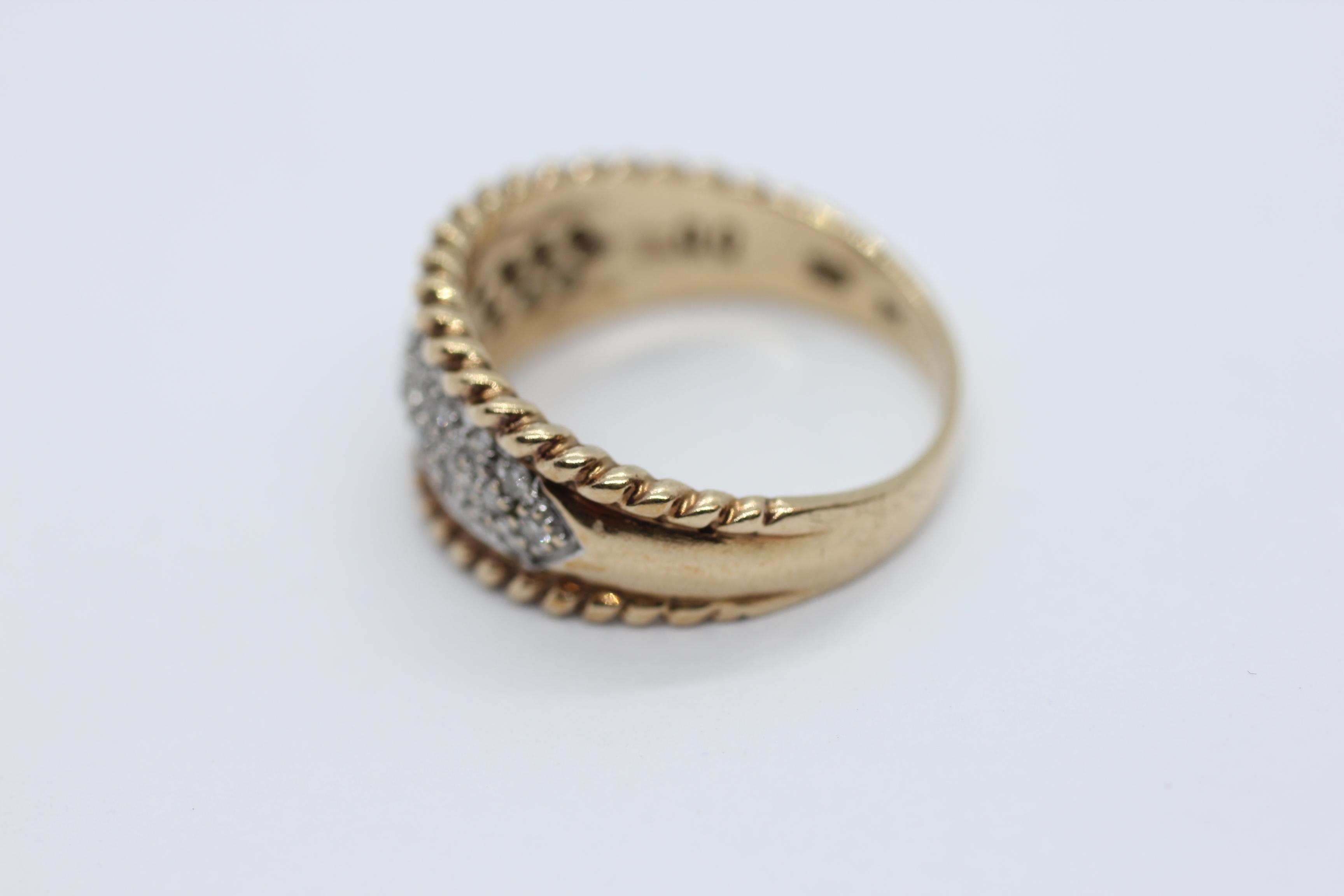 A DESIGNER 9CT GOLD RING SET WITH MULTIPLE DIAMONDS WITHIN A ROPE TRIM. - Image 8 of 13