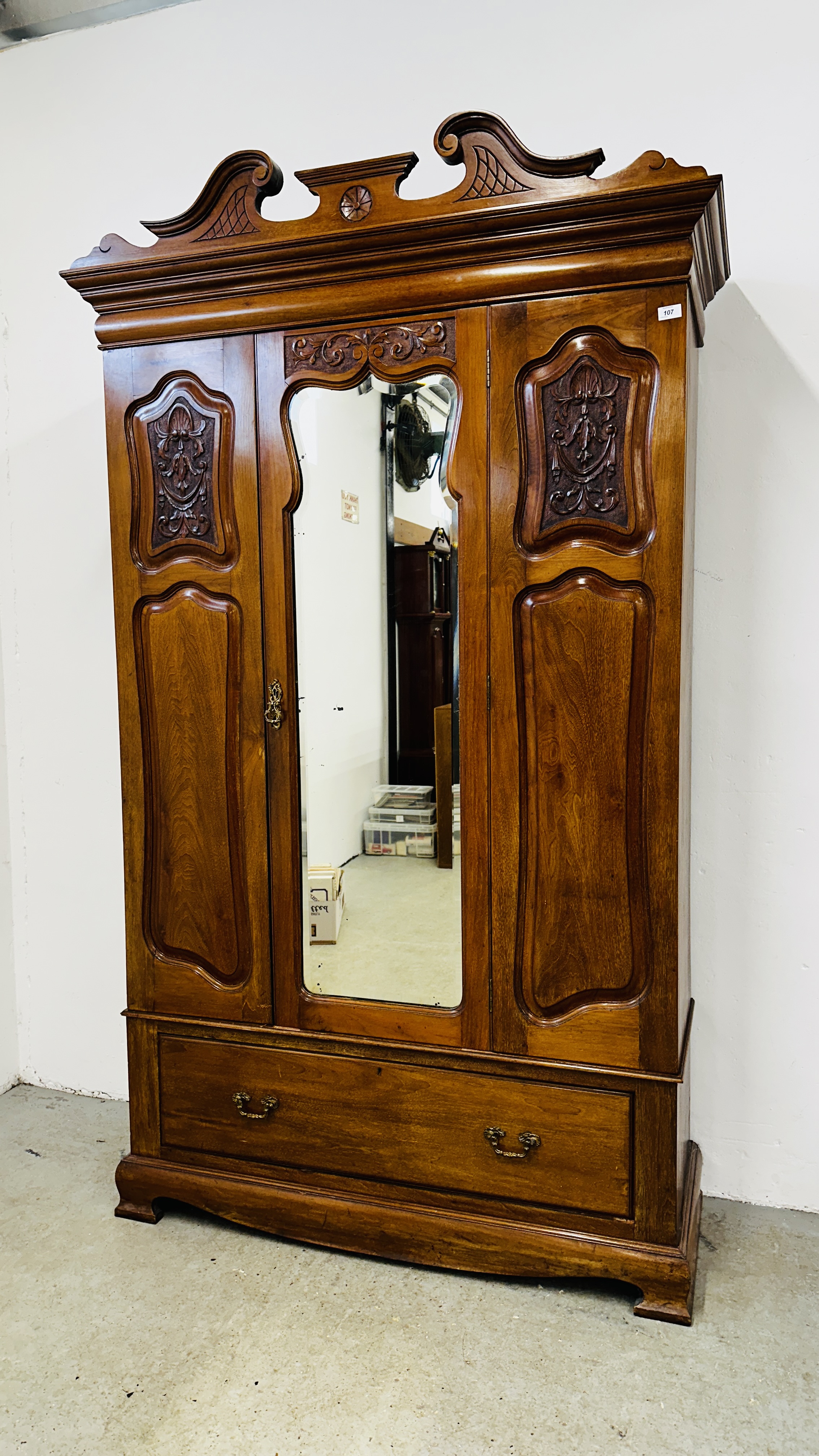 AN EDWARDIAN MAHOGANY WARDROBE WITH DRAWER TO BASE, MIRRORED CENTRAL DOOR,
