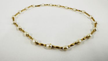 A MODERN CONTEMPORARY 14K GOLD NECKLACE SET WITH ALTERNATING NATURAL PEARLS - L 40CM.