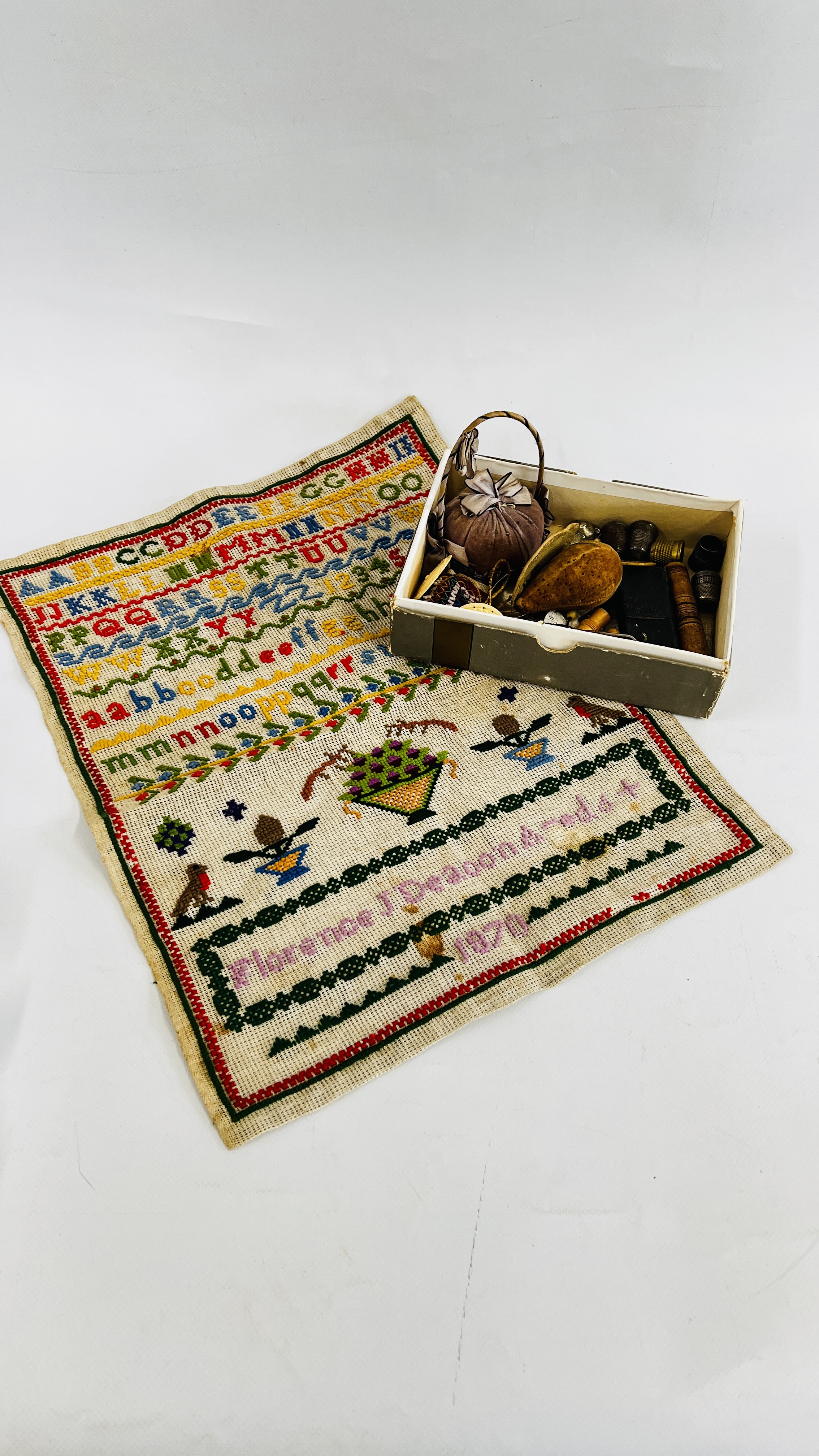 A TRAY CONTAINING VINTAGE SEWING ITEMS TO INCLUDE PIN CUSHIONS, NEEDLE COVERS,