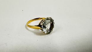 AN IMPRESSIVE VINTAGE 9CT GOLD SOLITAIRE RING.