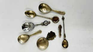 A GROUP OF 4 VINTAGE COMMEMORATIVE SPOONS INSET WITH A COIN TO COMMEMORATE "ELIZABETH CROWNED JUNE