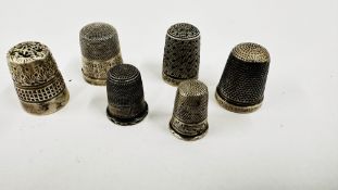 A GROUP OF 6 VINTAGE THIMBLES TO INCLUDE 3 SILVER EXAMPLES.