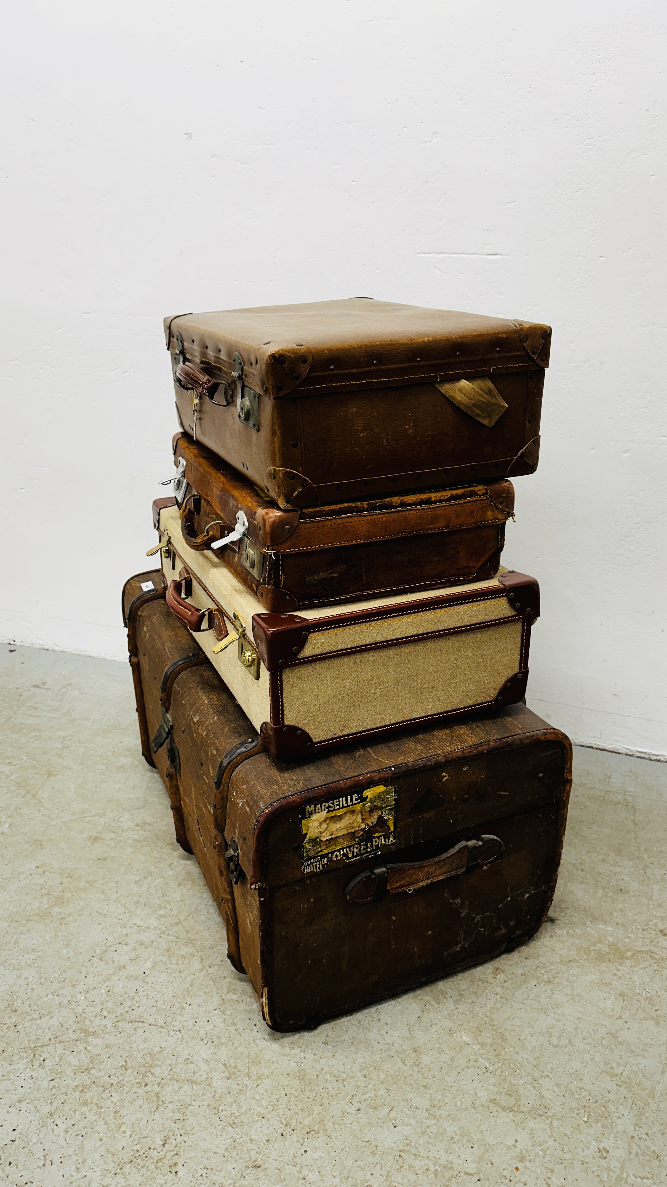 VINTAGE BOUND TRAVEL TRUNK AND THREE SUITCASES TO INCLUDE LEATHER EXAMPLE. - Bild 6 aus 6