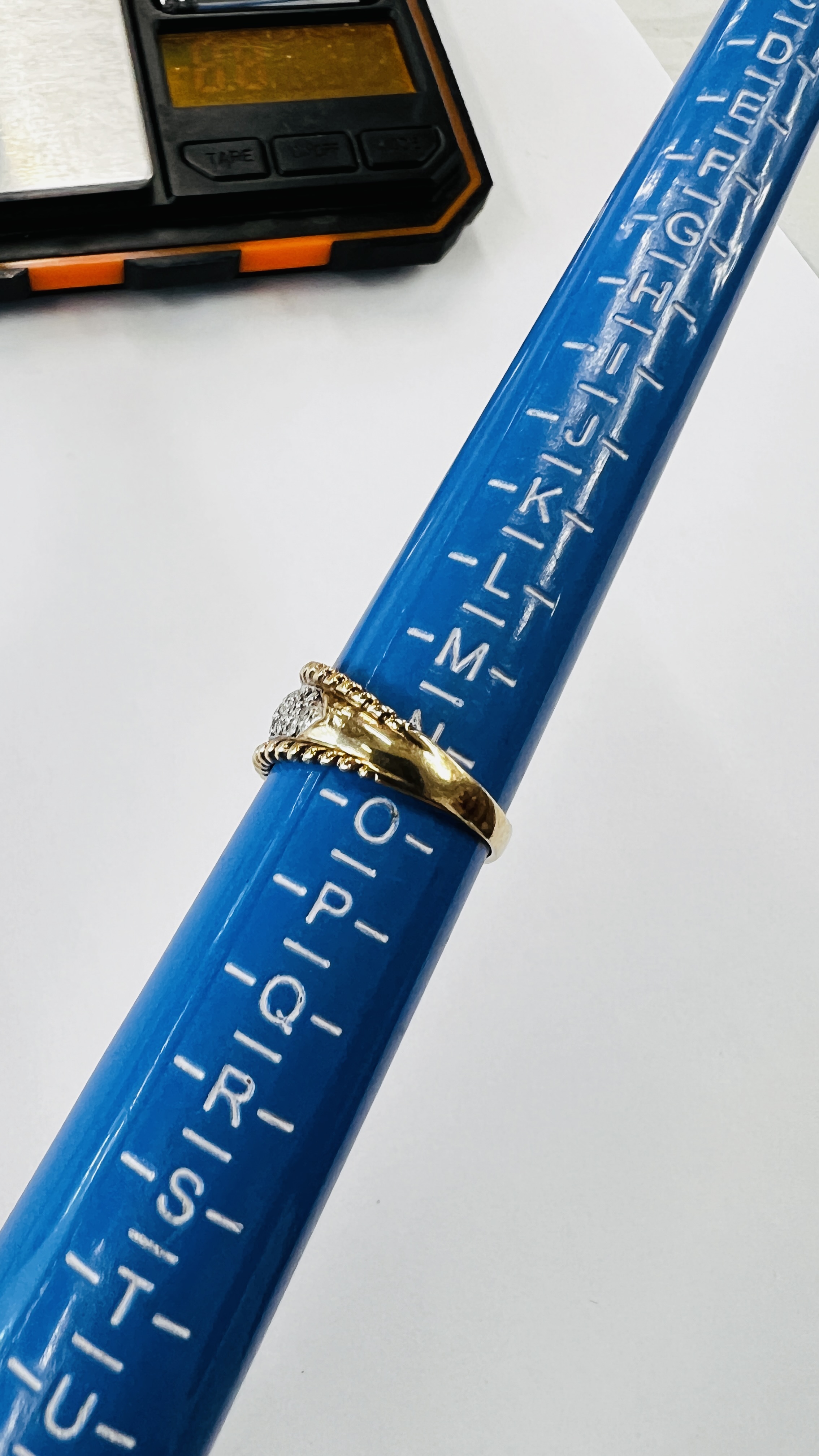 A DESIGNER 9CT GOLD RING SET WITH MULTIPLE DIAMONDS WITHIN A ROPE TRIM. - Image 12 of 13