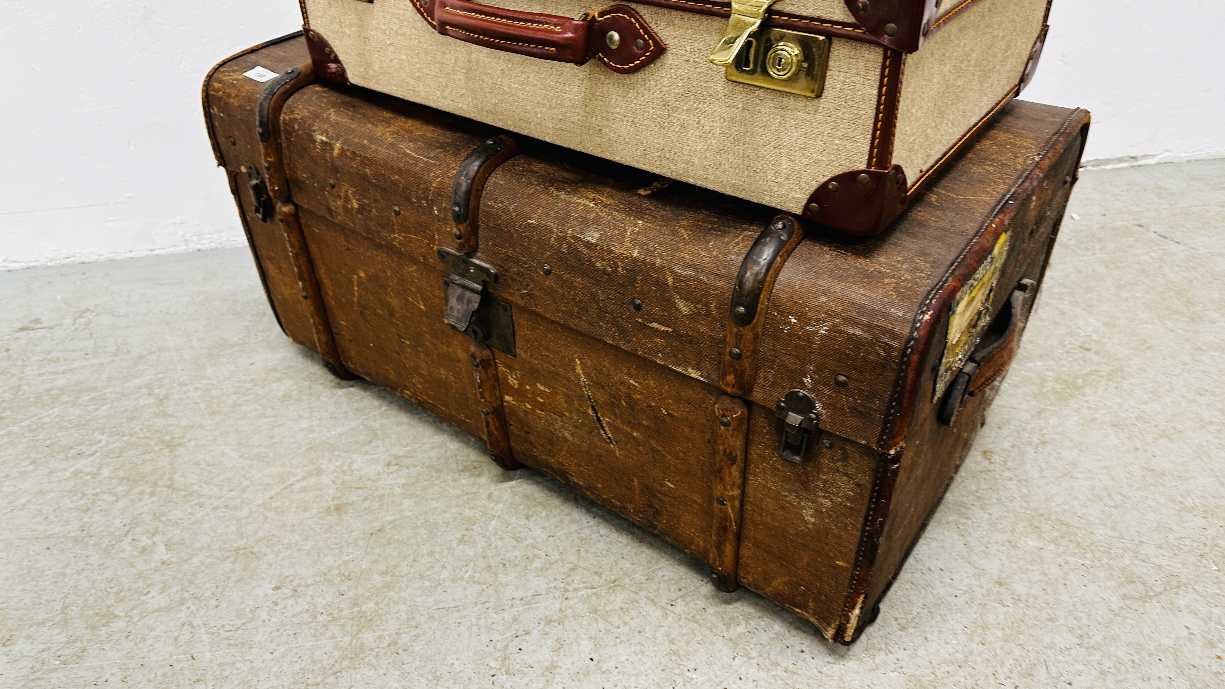 VINTAGE BOUND TRAVEL TRUNK AND THREE SUITCASES TO INCLUDE LEATHER EXAMPLE. - Bild 5 aus 6