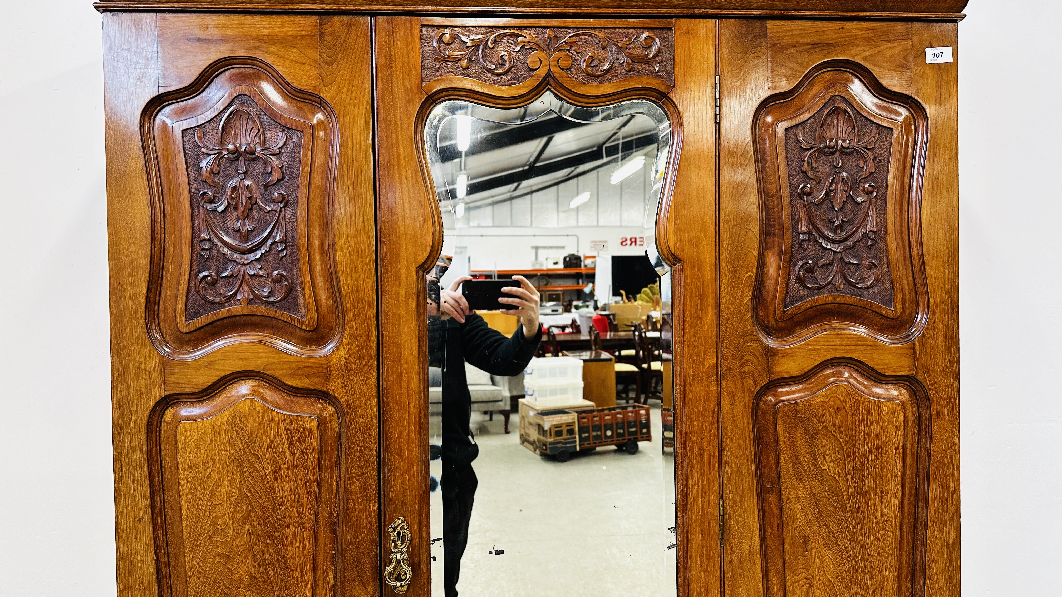 AN EDWARDIAN MAHOGANY WARDROBE WITH DRAWER TO BASE, MIRRORED CENTRAL DOOR, - Image 4 of 10