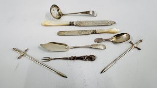 A GROUP OF SILVER TO INCLUDE TWO MOTHER OF PEARL HANDLED KNIVES WITH SILVER BLADES,