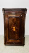 A LATE GEORGIAN OAK HANGING CORNER CUPBOARD WITH SINGLE DRAWER W 82CM H 123CM.