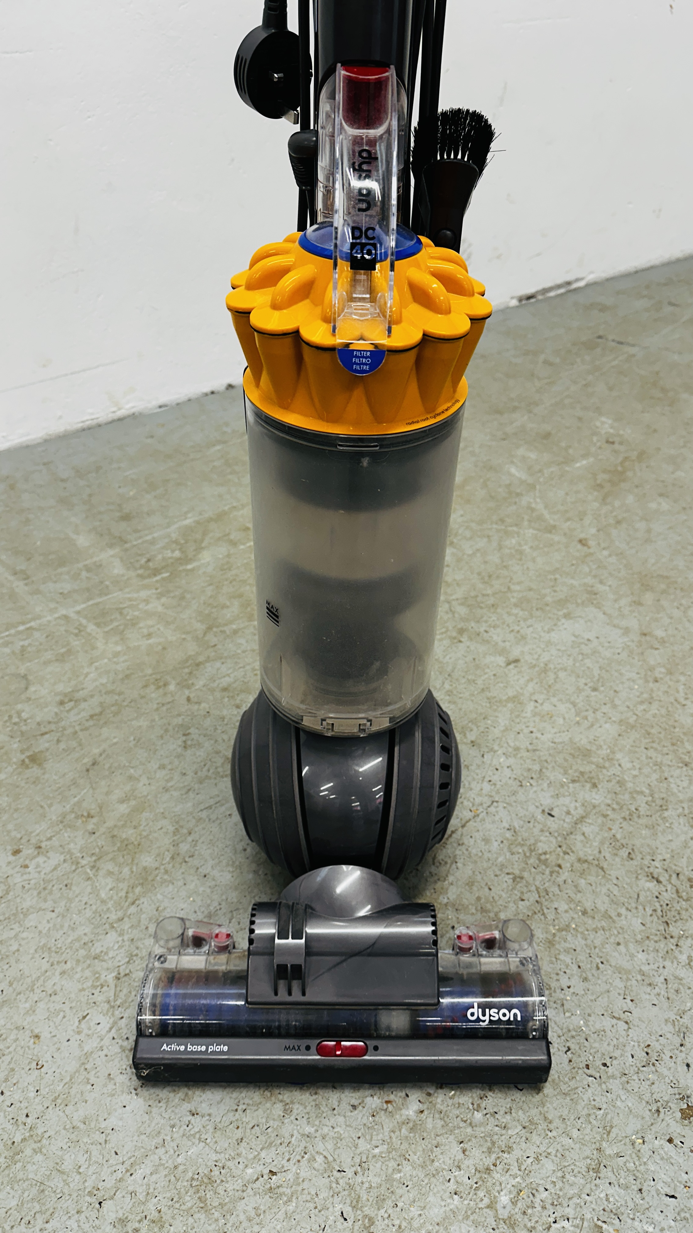 A DYSON DC 40 UPRIGHT VACUUM CLEANER - SOLD AS SEEN. - Bild 2 aus 5