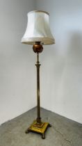 A VINTAGE HEAVY BRASS BASED BALL & CLAW SUPPORTED REEDED COLUMN OIL LAMP,