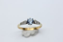 AN 18CT GOLD SOLITAIRE RING SET WITH AN AQUA STONE.