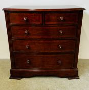 A REPRODUCTION 2 OVER 3 DRAWER MAHOGANY FINISH CHEST OF DRAWERS WITH REEDED DETAIL,