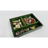 A TRAY CONTAINING A QUANTITY OF MIXED VICTORIAN AND LATER JEWELLERY TO INCLUDE STICK PINS, BROOCHES,