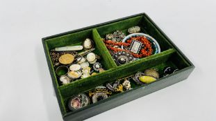A TRAY CONTAINING A QUANTITY OF MIXED VICTORIAN AND LATER JEWELLERY TO INCLUDE STICK PINS, BROOCHES,