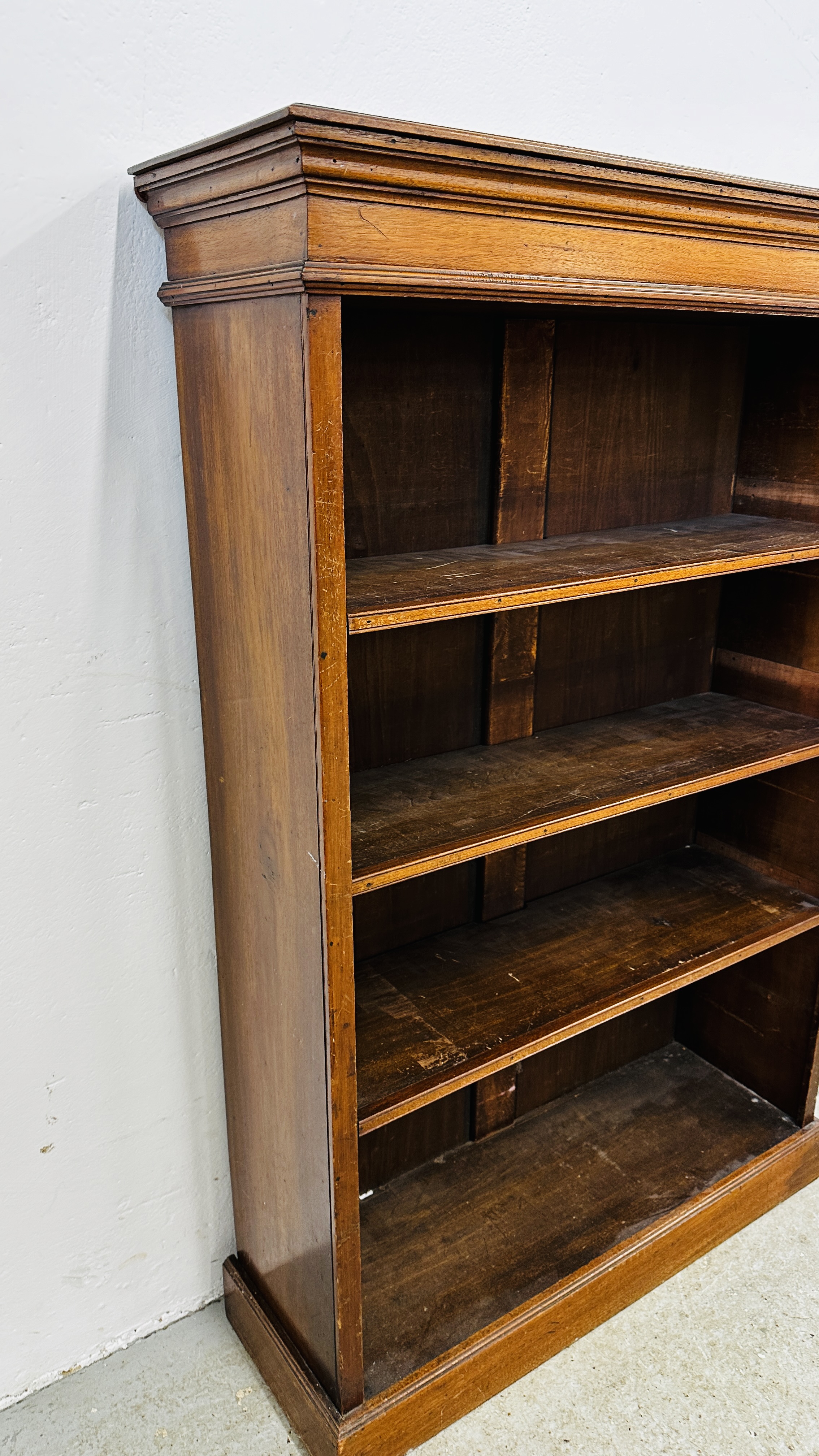 AN ANTIQUE MAHOGANY BOOKSHELF WITH ADJUSTABLE SHELVING W 80CM D 28CM H 122CM. - Image 7 of 7