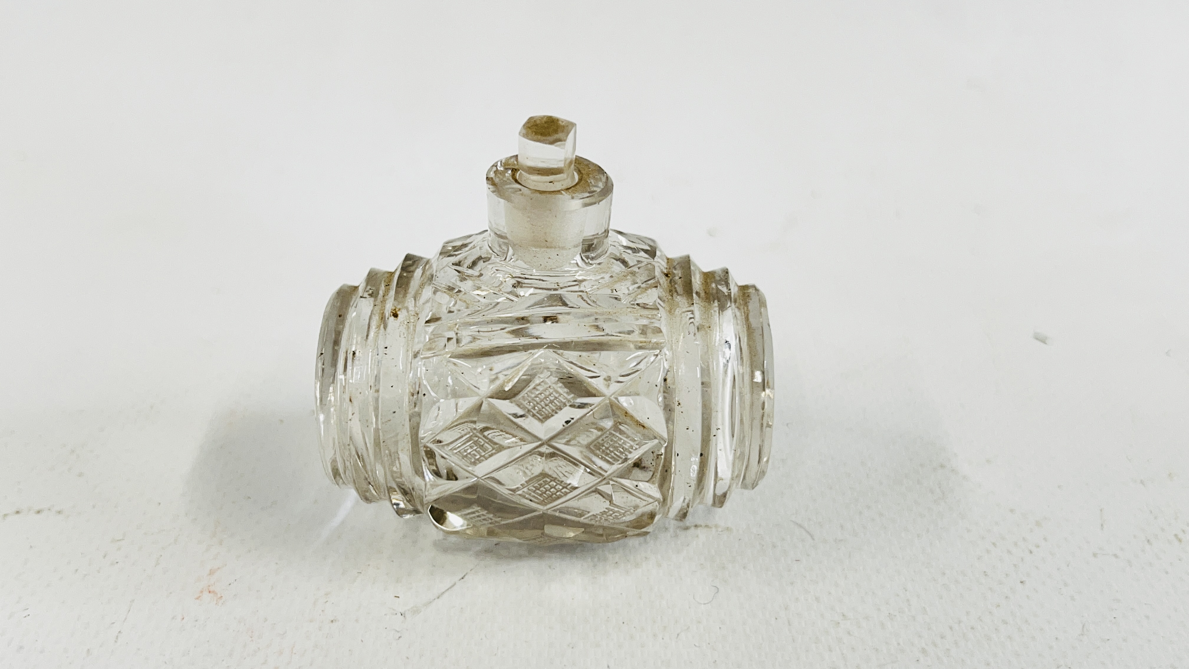 2 VICTORIAN GLASS SCENT BOTTLES. - Image 2 of 5
