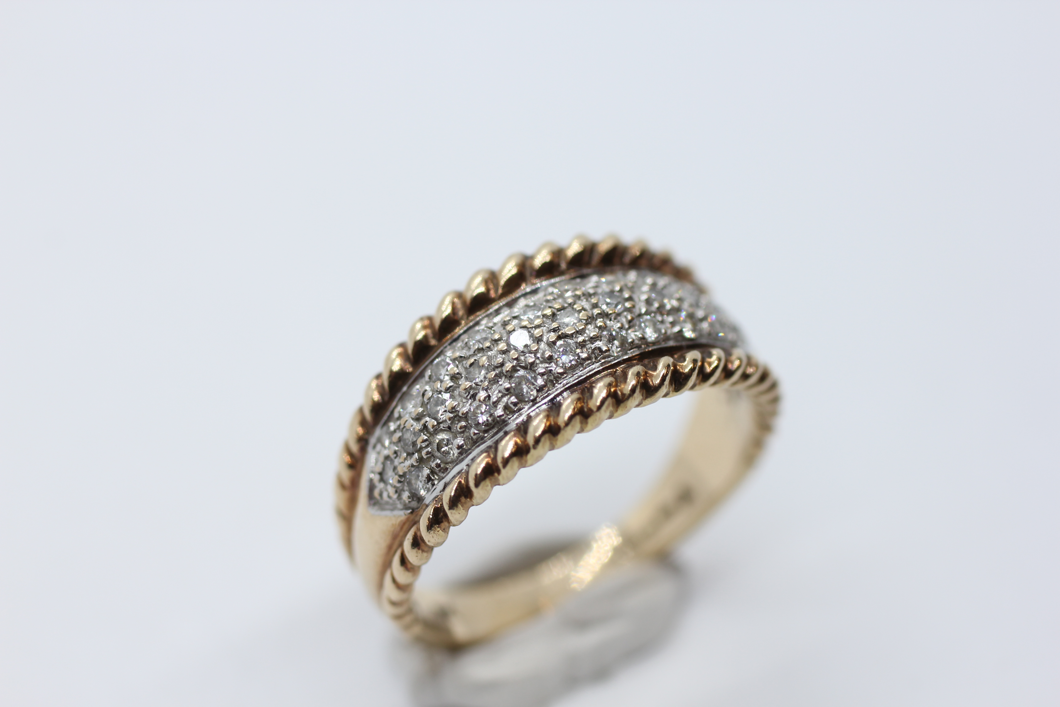 A DESIGNER 9CT GOLD RING SET WITH MULTIPLE DIAMONDS WITHIN A ROPE TRIM. - Image 2 of 13