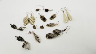 A GROUP OF 8 PAIRS OF MODERN SILVER AND WHITE METAL DROP EARRINGS TO INCLUDE MARCASITE AND STONE