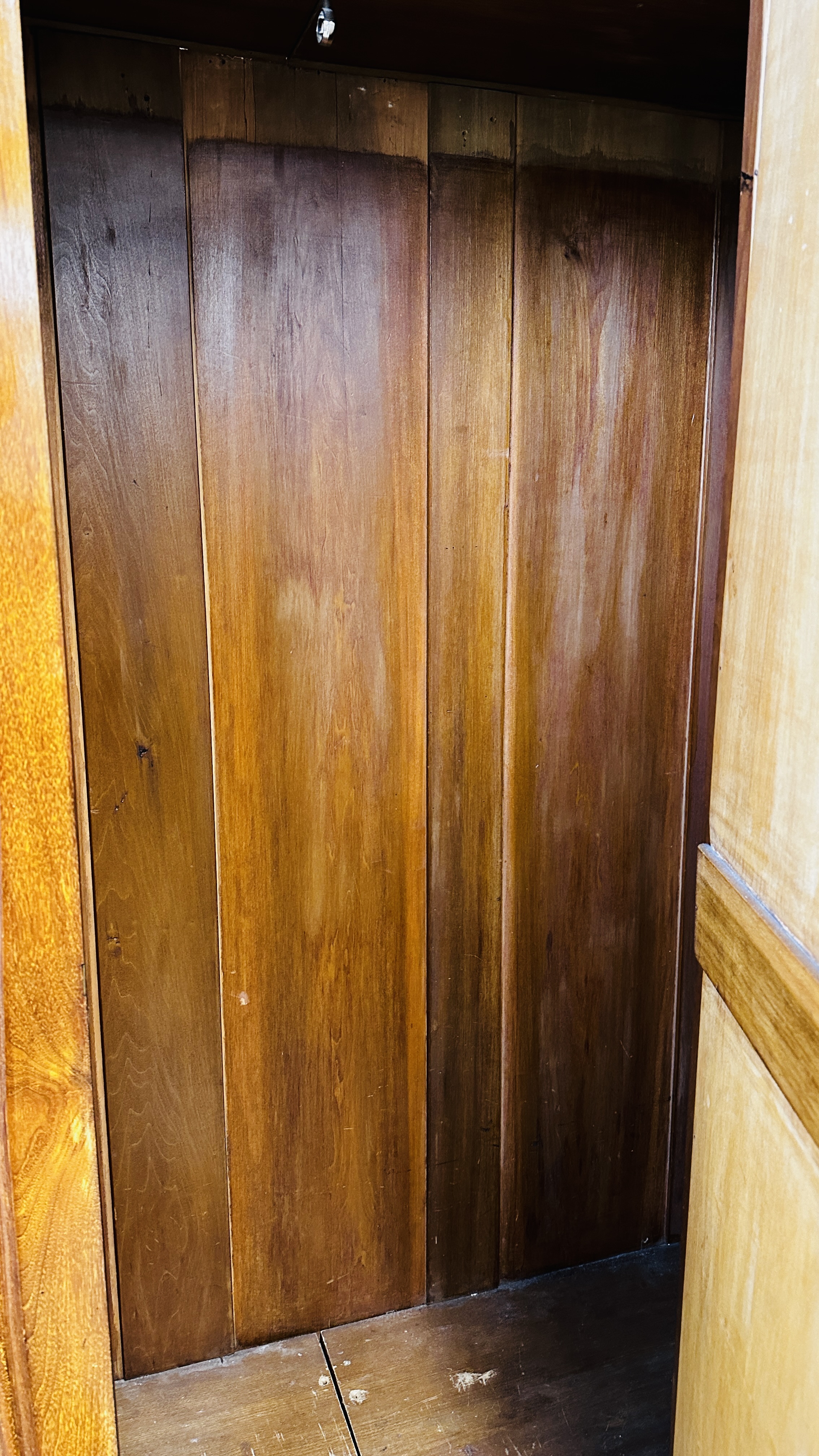 AN EDWARDIAN MAHOGANY WARDROBE WITH DRAWER TO BASE, MIRRORED CENTRAL DOOR, - Image 9 of 10