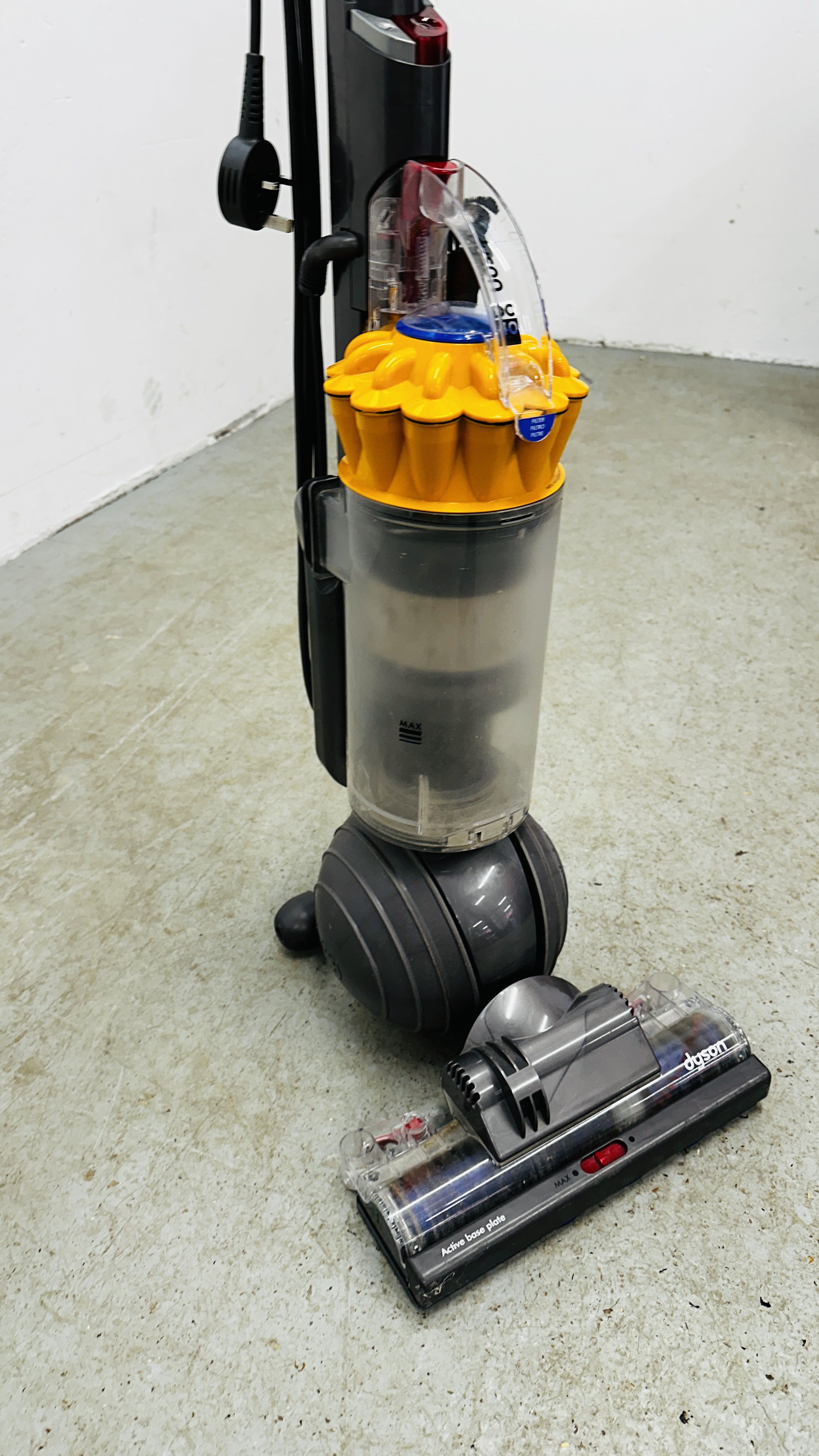 A DYSON DC 40 UPRIGHT VACUUM CLEANER - SOLD AS SEEN. - Bild 5 aus 5