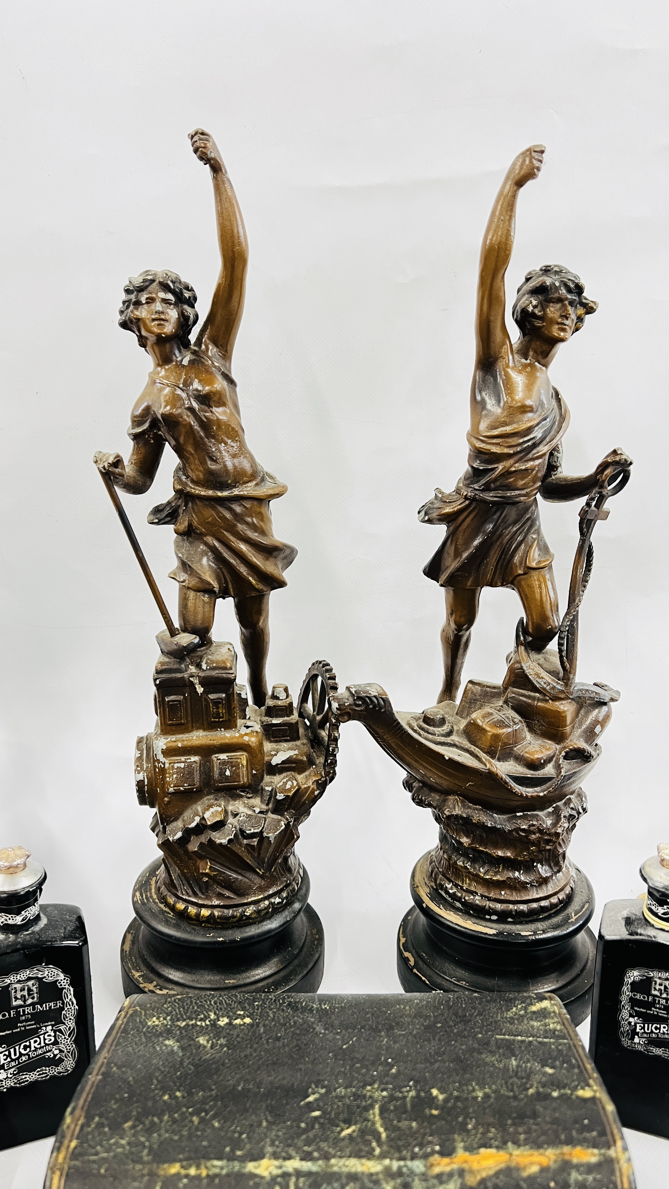 A BOX OF COLLECTIBLES TO INCLUDE A PAIR OF SPELTER FIGURES, PAIR OF VINTAGE WIRE WORK CANDLESTICKS, - Image 6 of 7