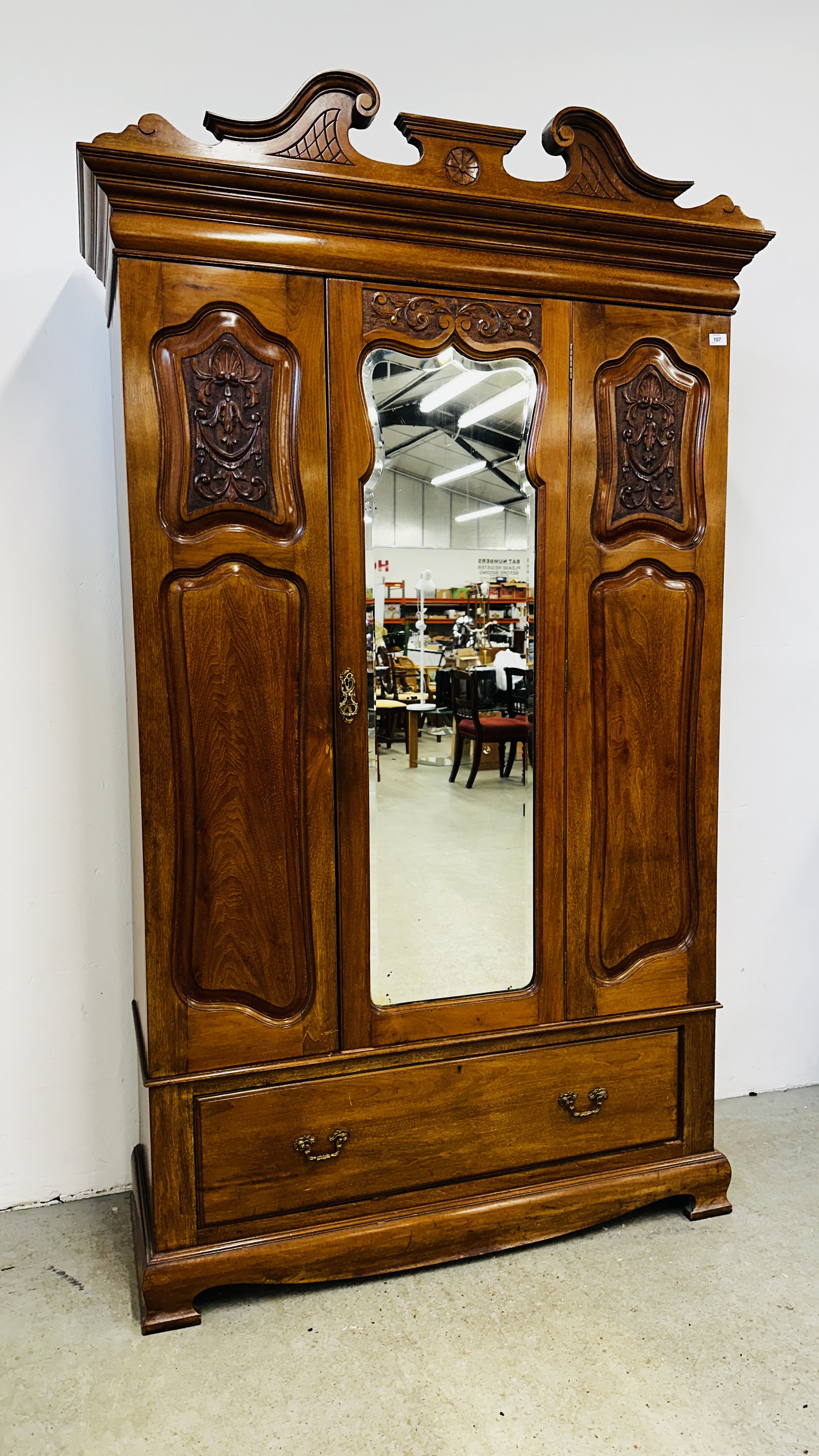 AN EDWARDIAN MAHOGANY WARDROBE WITH DRAWER TO BASE, MIRRORED CENTRAL DOOR, - Image 2 of 10