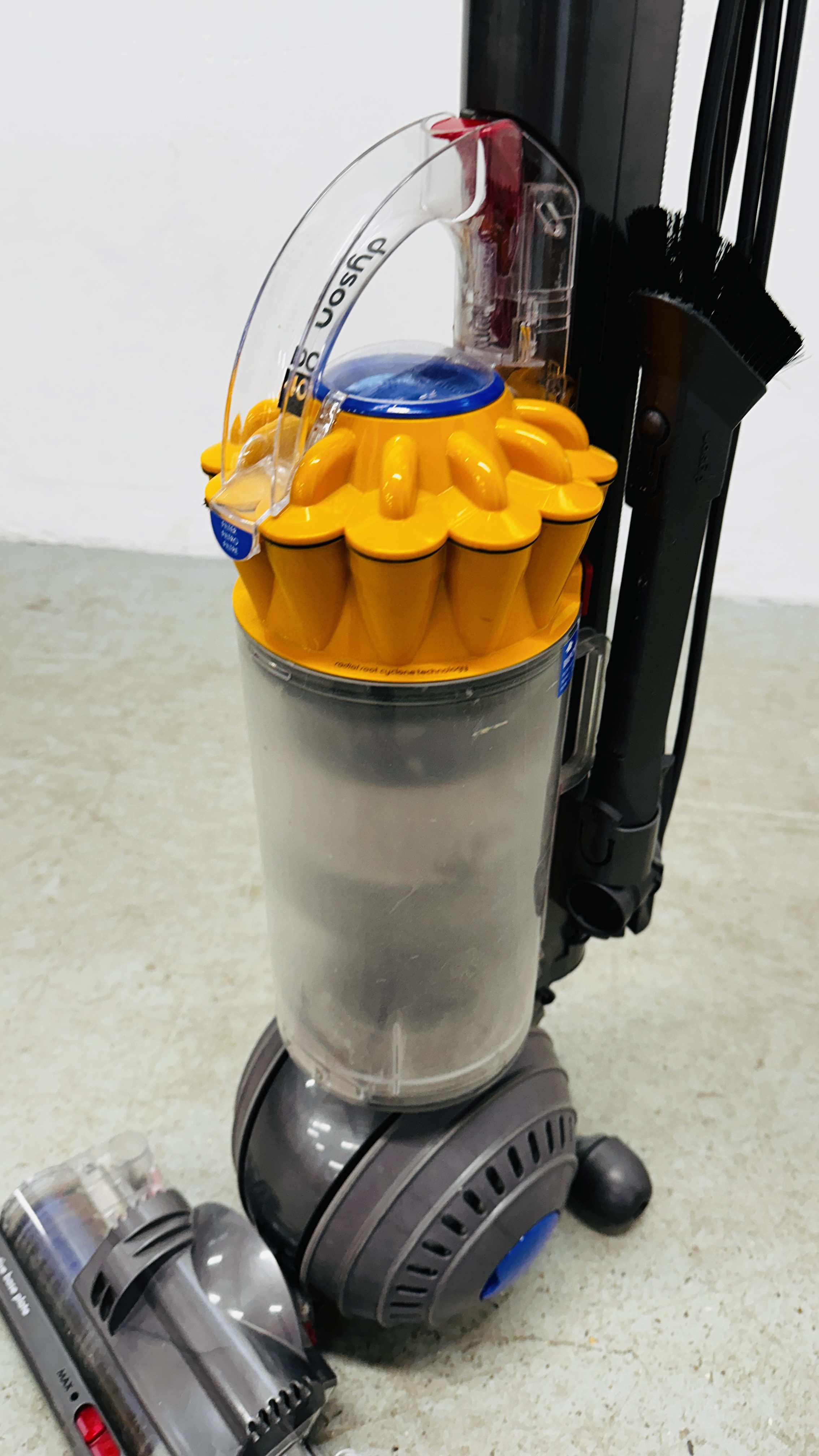 A DYSON DC 40 UPRIGHT VACUUM CLEANER - SOLD AS SEEN. - Bild 3 aus 5
