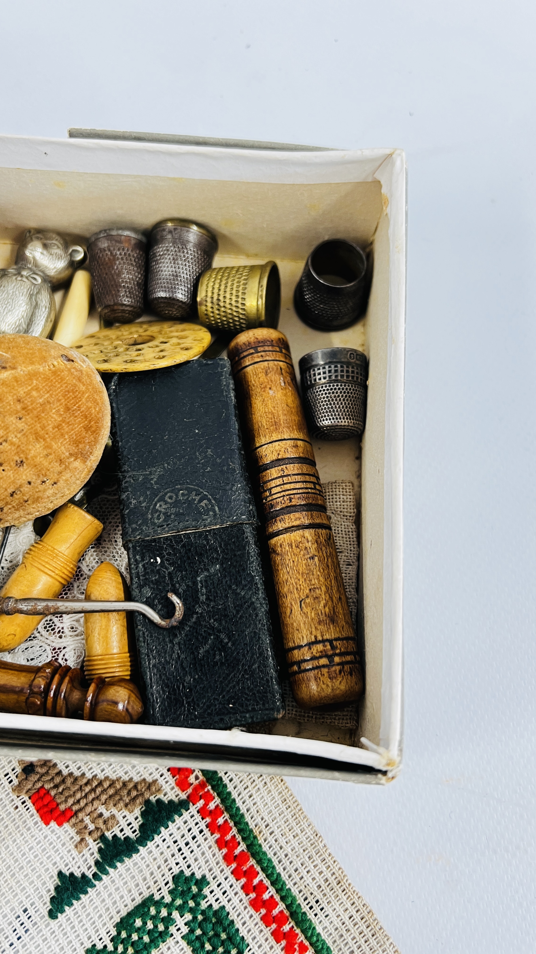 A TRAY CONTAINING VINTAGE SEWING ITEMS TO INCLUDE PIN CUSHIONS, NEEDLE COVERS, - Image 3 of 6