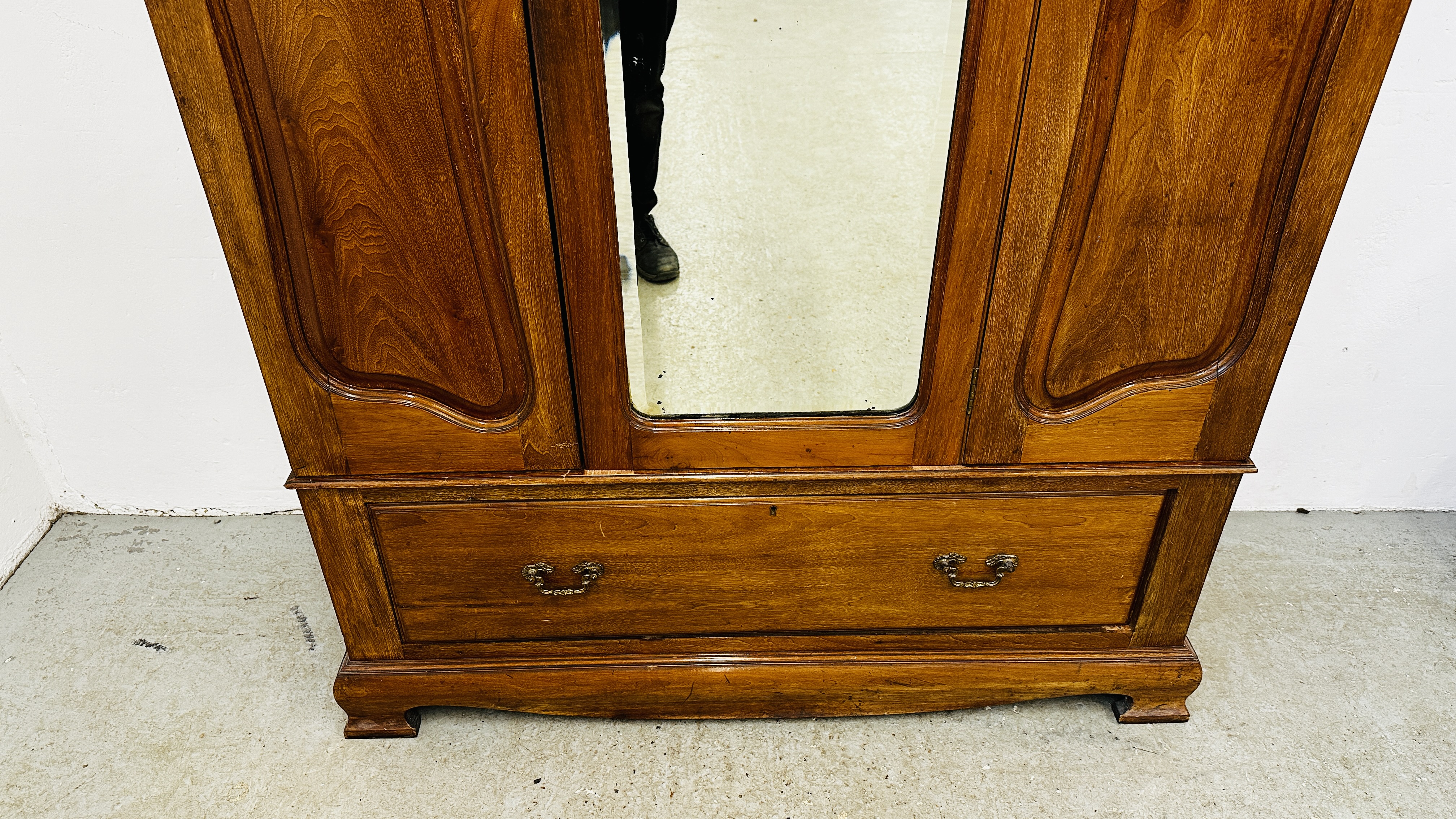 AN EDWARDIAN MAHOGANY WARDROBE WITH DRAWER TO BASE, MIRRORED CENTRAL DOOR, - Image 5 of 10