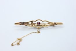 A VINTAGE 9CT GOLD BAR BROOCH AND SAFETY CHAIN SET WITH A CENTRAL AMETHYST AND SEED PEARLS - L 6.