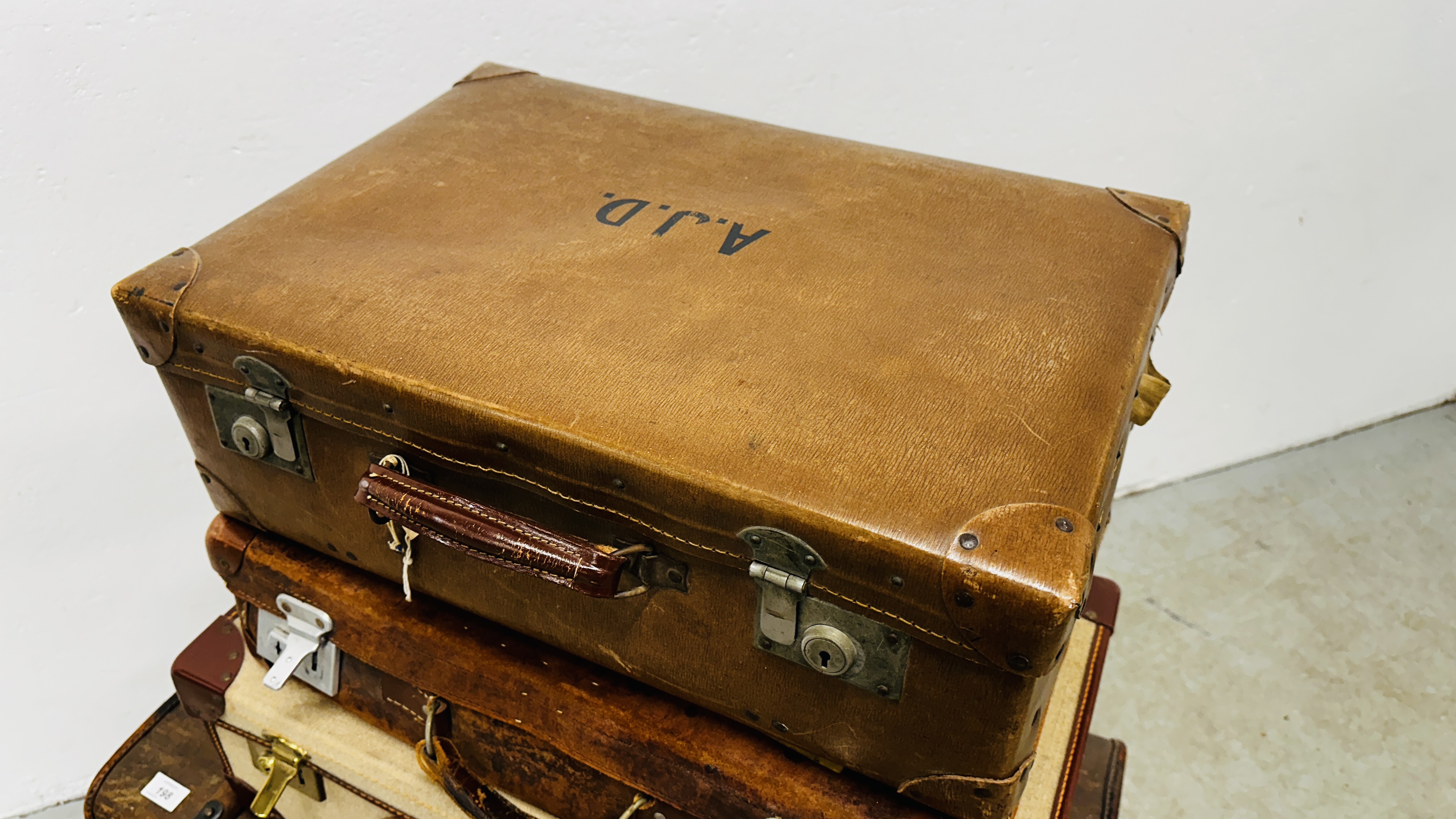 VINTAGE BOUND TRAVEL TRUNK AND THREE SUITCASES TO INCLUDE LEATHER EXAMPLE. - Bild 2 aus 6