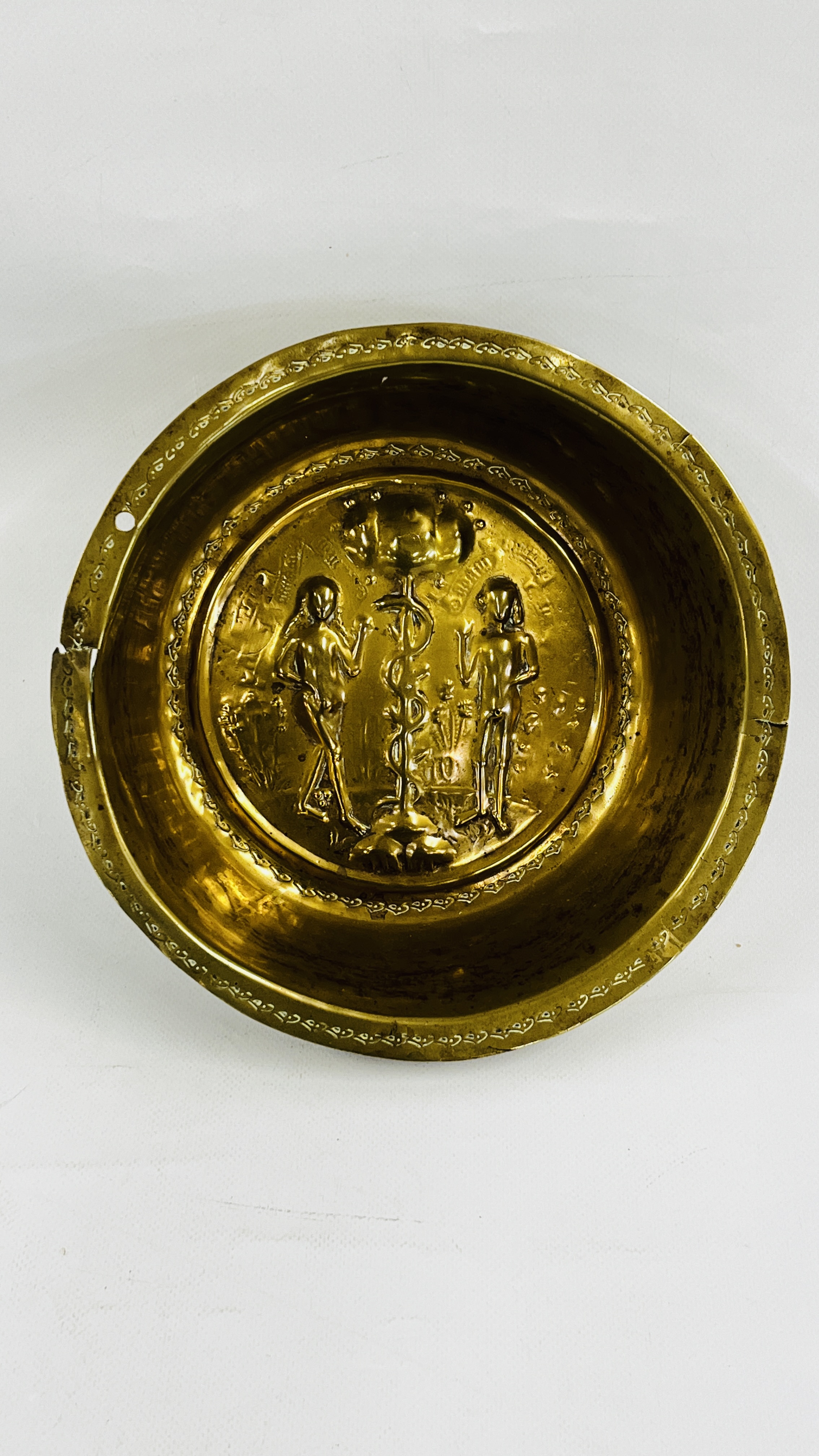 A NUREMBERG BRASS ARMS DISH EMBOSSED WITH ADAM & EVE (SOME DAMAGE) DIAM 24. - Image 3 of 6