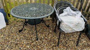 A DECORATIVE CIRCULAR CAST METAL PATIO TABLE DIAMETER 110CM AND 4 METAL GARDEN CHAIRS WITH