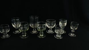 A GROUP OF VINTAGE GLASSES TO INCLUDE A STRAIGHT SIDED RUMMER,
