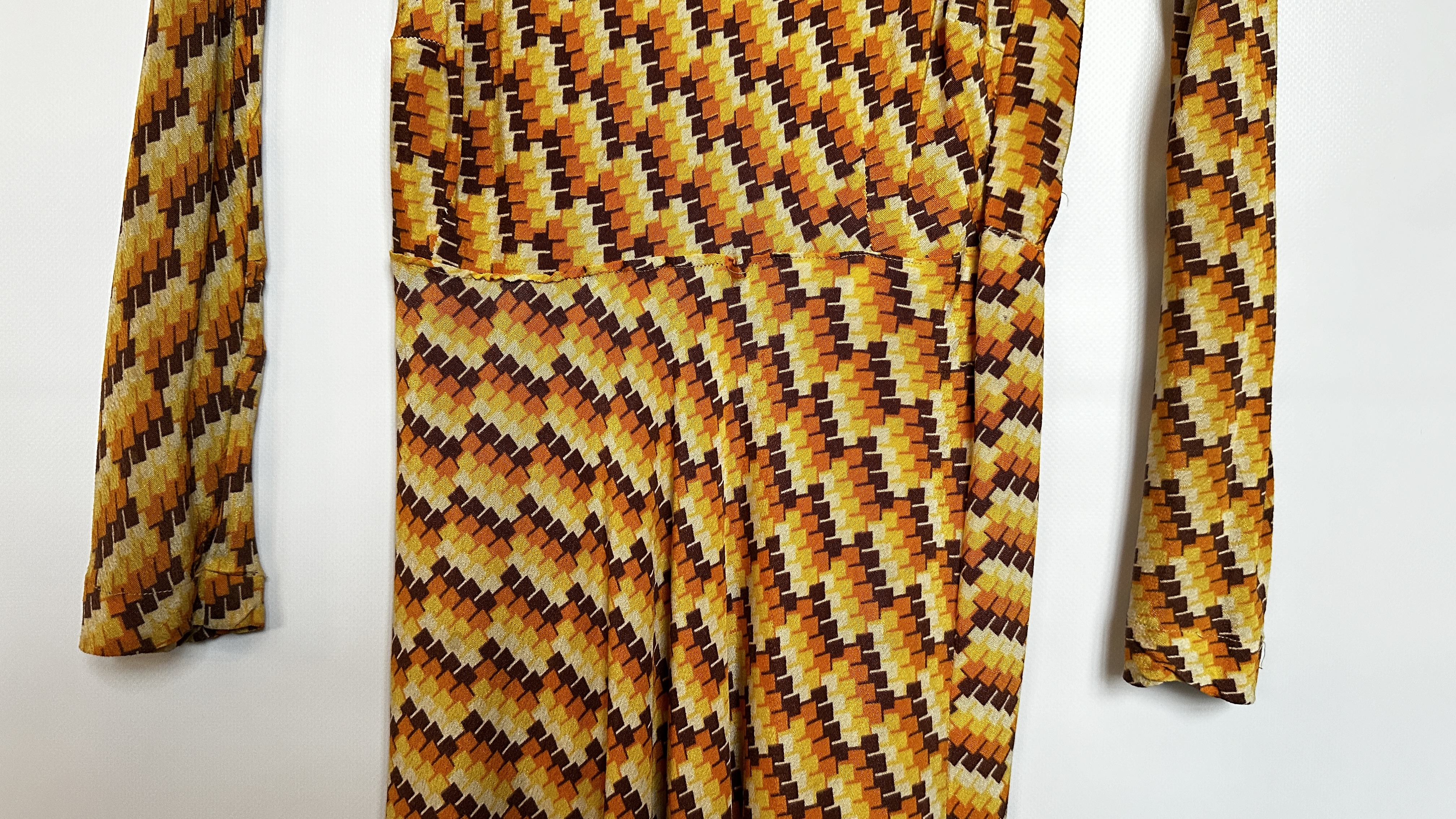 1930S YELLOW/BROWN CREPE DRESS, DECO DESIGN, LONG SLEEVES, - Image 5 of 18