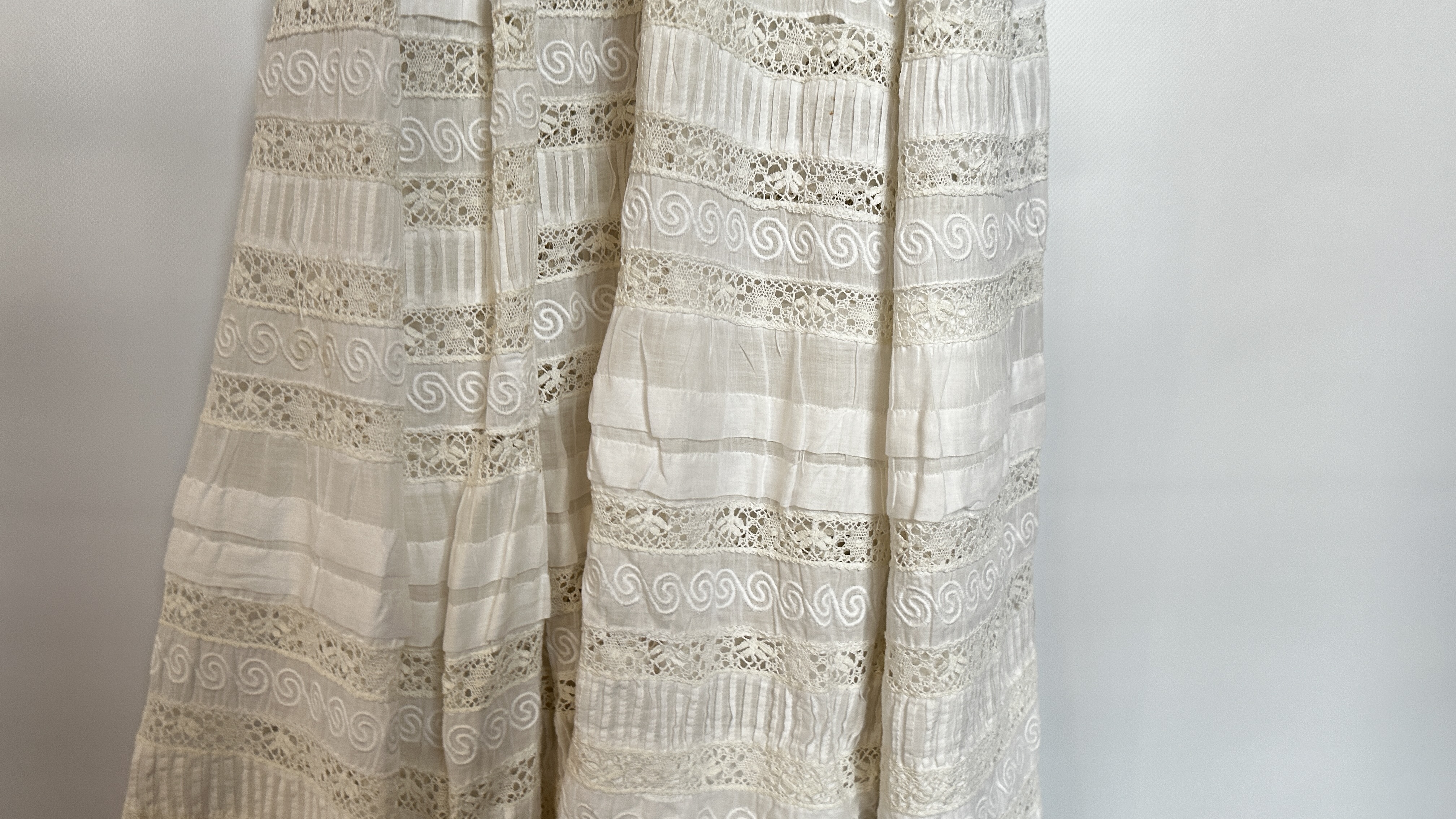 EDWARDIAN WHITE BRODERIES ANGLAISE 2 PIECE, LACE INSERTS AND SILK EMBROIDERED, TASSELS ON BODICE, - Image 19 of 20