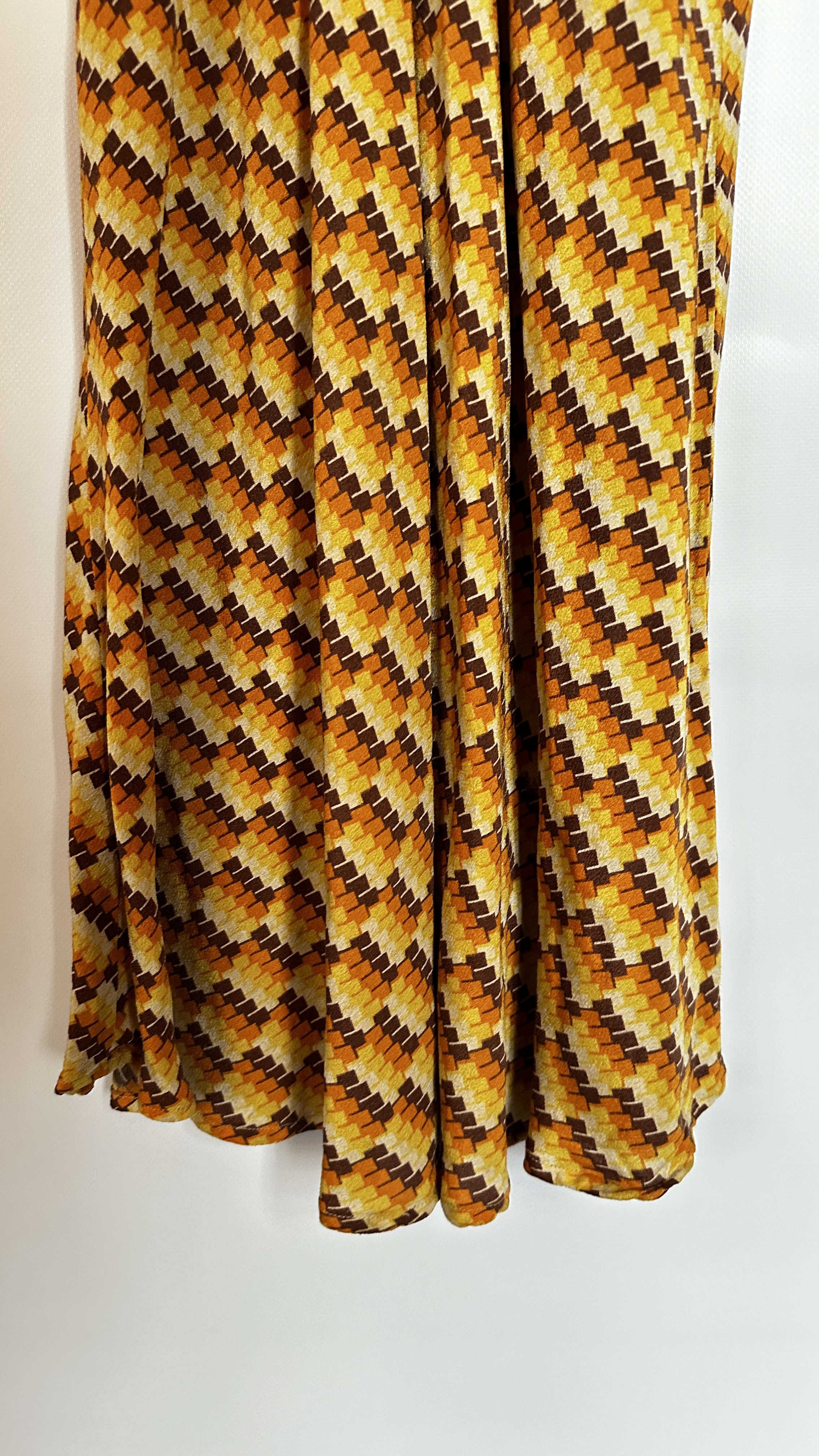 1930S YELLOW/BROWN CREPE DRESS, DECO DESIGN, LONG SLEEVES, - Image 8 of 18