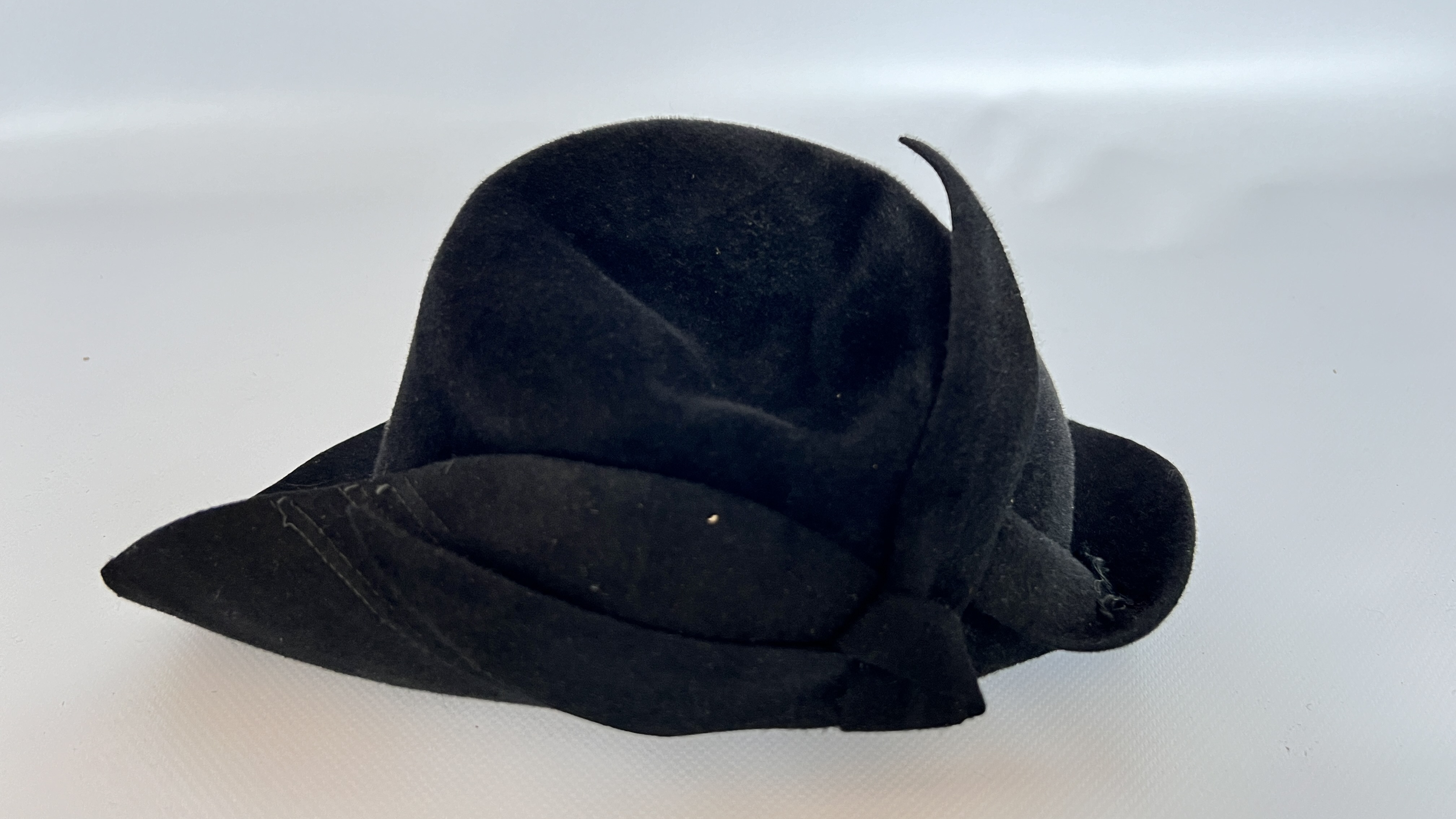 13 1940/50S HATS, 1 MORRIS ANGEL & SON LTD PURPLE TOP HAT (SOME DAMAGE), - Image 47 of 64