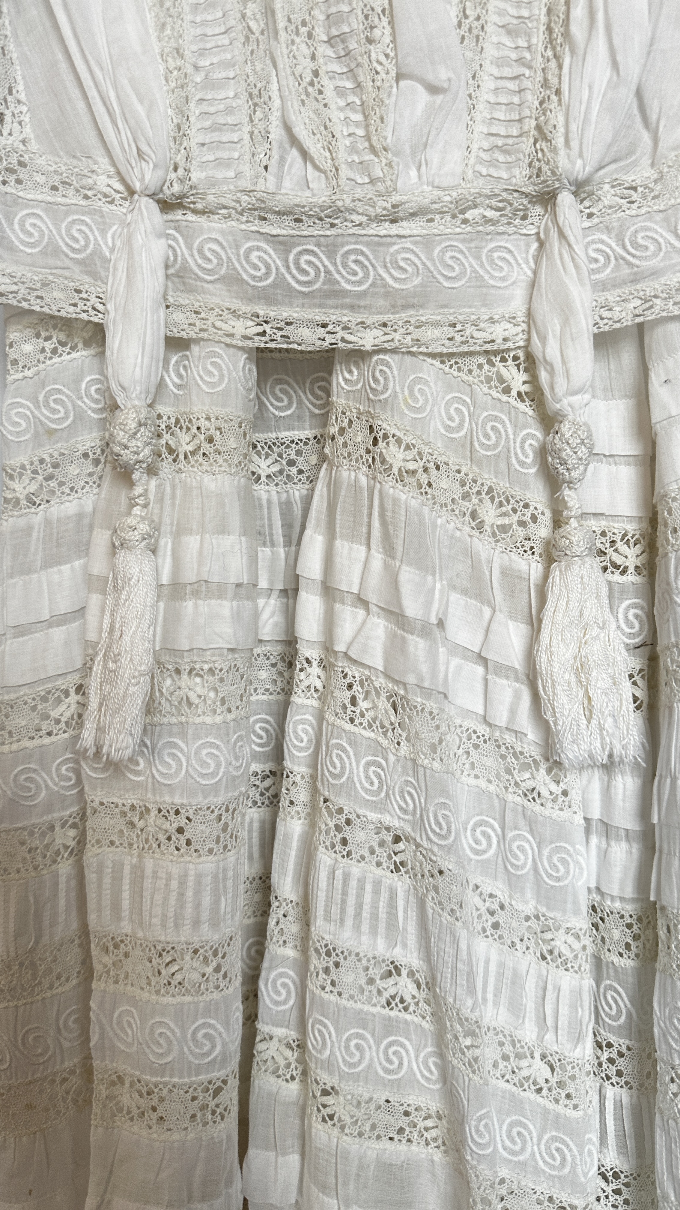 EDWARDIAN WHITE BRODERIES ANGLAISE 2 PIECE, LACE INSERTS AND SILK EMBROIDERED, TASSELS ON BODICE, - Image 9 of 20