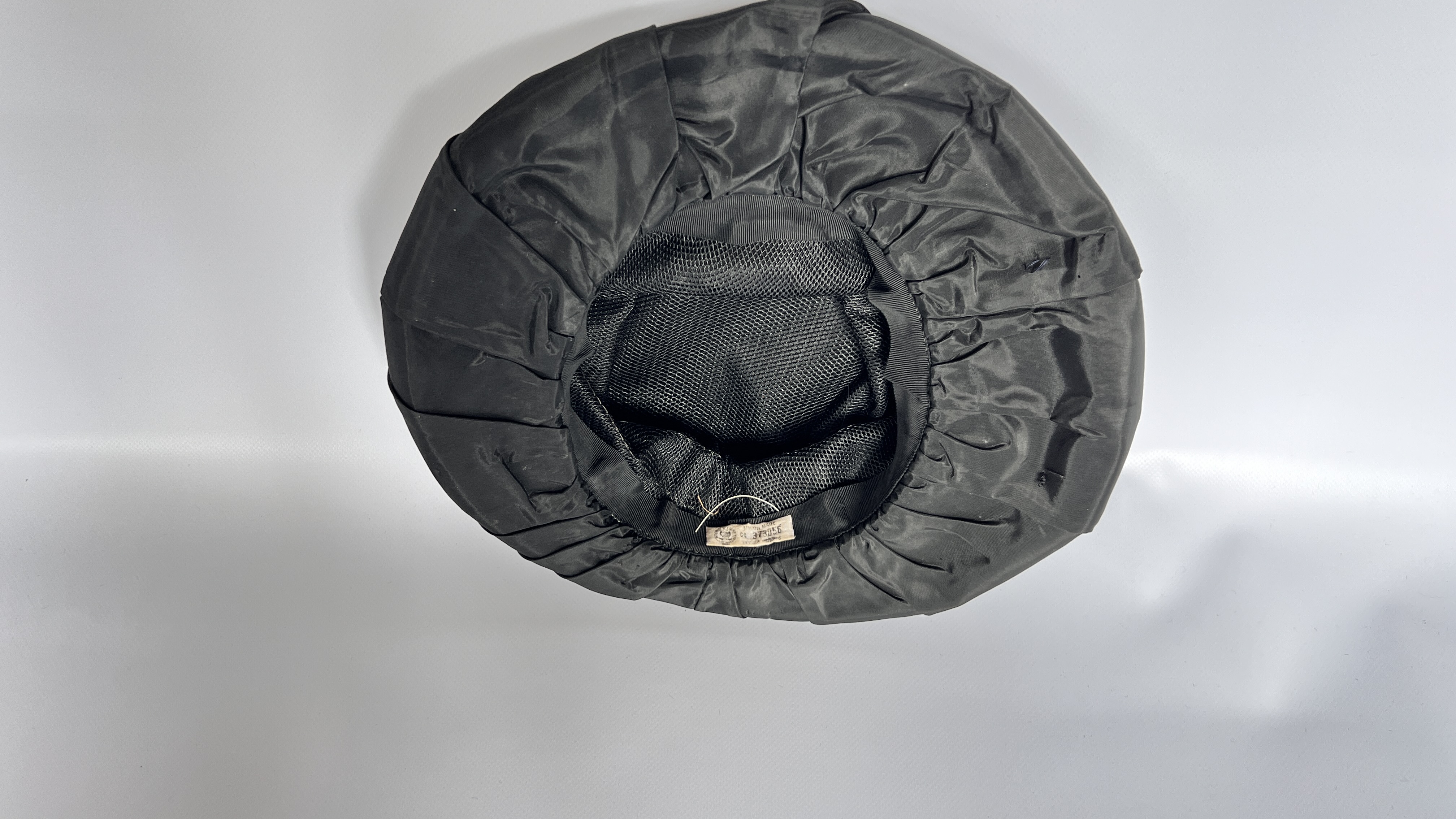 2 HAT BOXES CONTAINING 6 1940S HATS, 1 GREY FELT WITH VEIL (BADLY DAMAGED), - Image 27 of 28