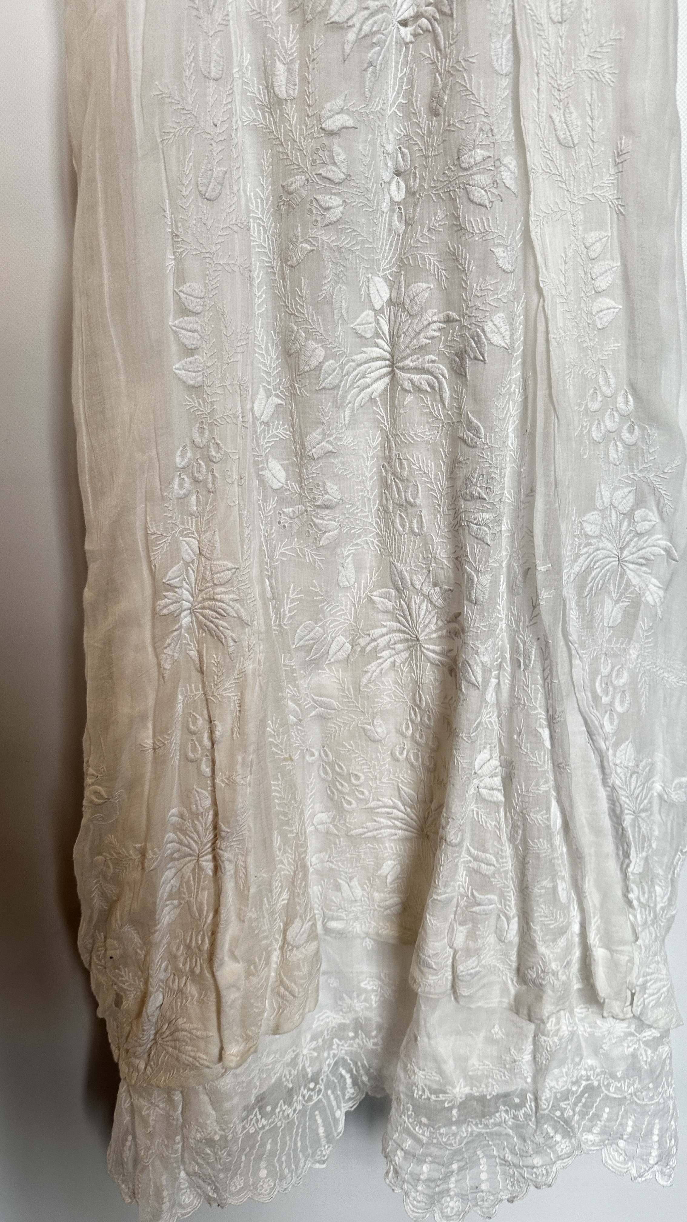 FINE WHITE COTTON EDWARDIAN DRESS, ALL OVER EMBROIDERY, EMPIRE LINE, PUFFED SLEEVES - A/F CONDITION, - Image 7 of 20