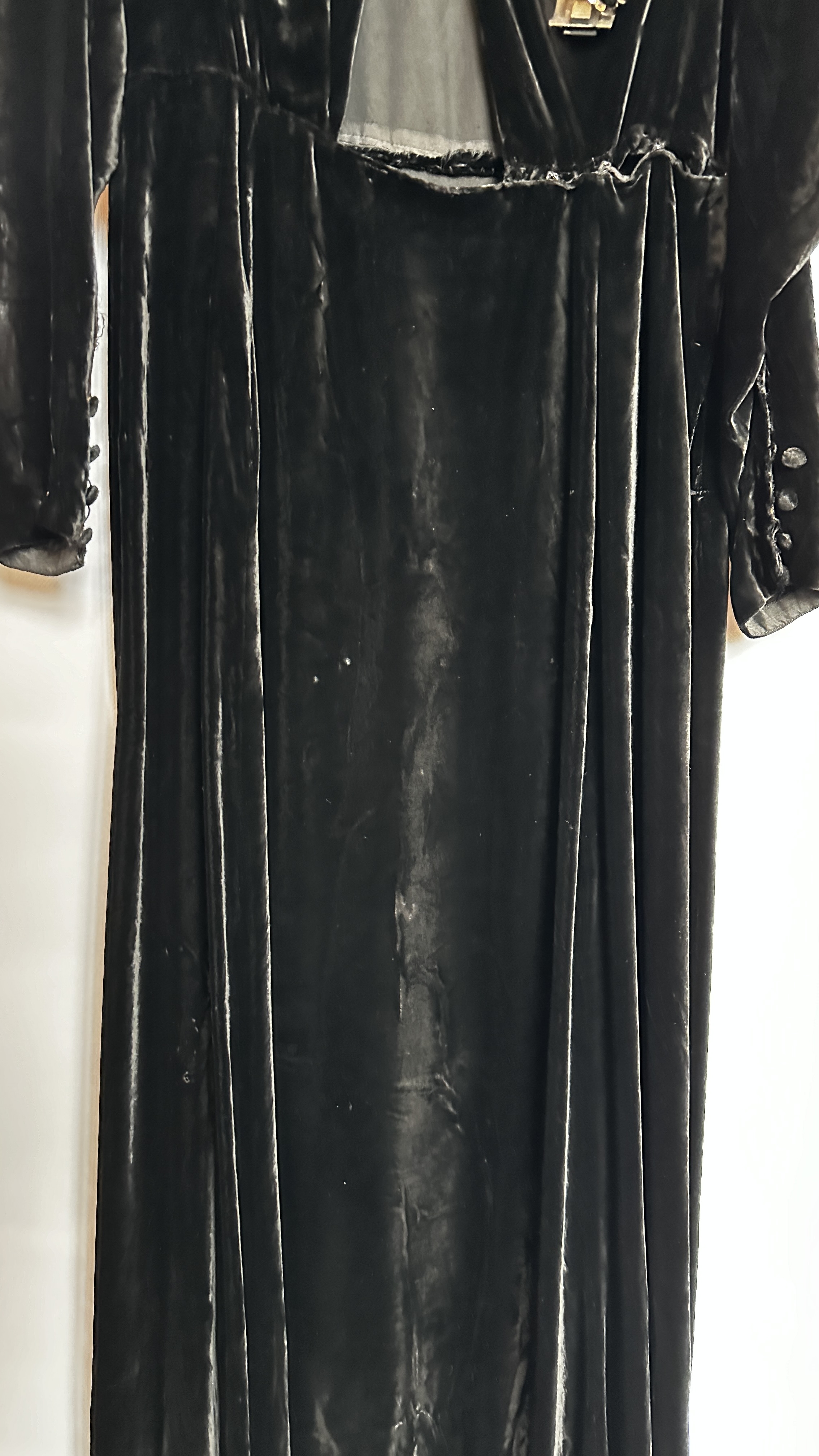 1930S BLACK SILK VELVET LONG SLEEVED GOWN, OPEN BODICE TO WAISTLINE, - Image 11 of 29