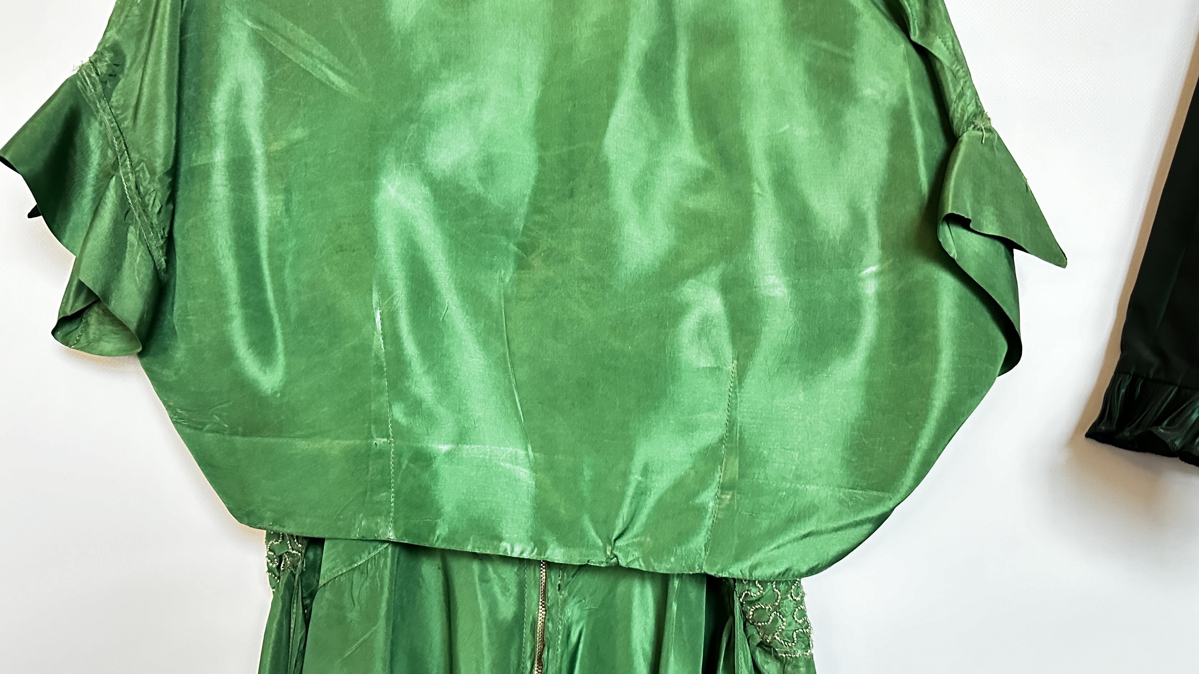 1940S GREEN SHOT TAFFETA EVENING DRESS WITH BOLERO, - Image 28 of 38