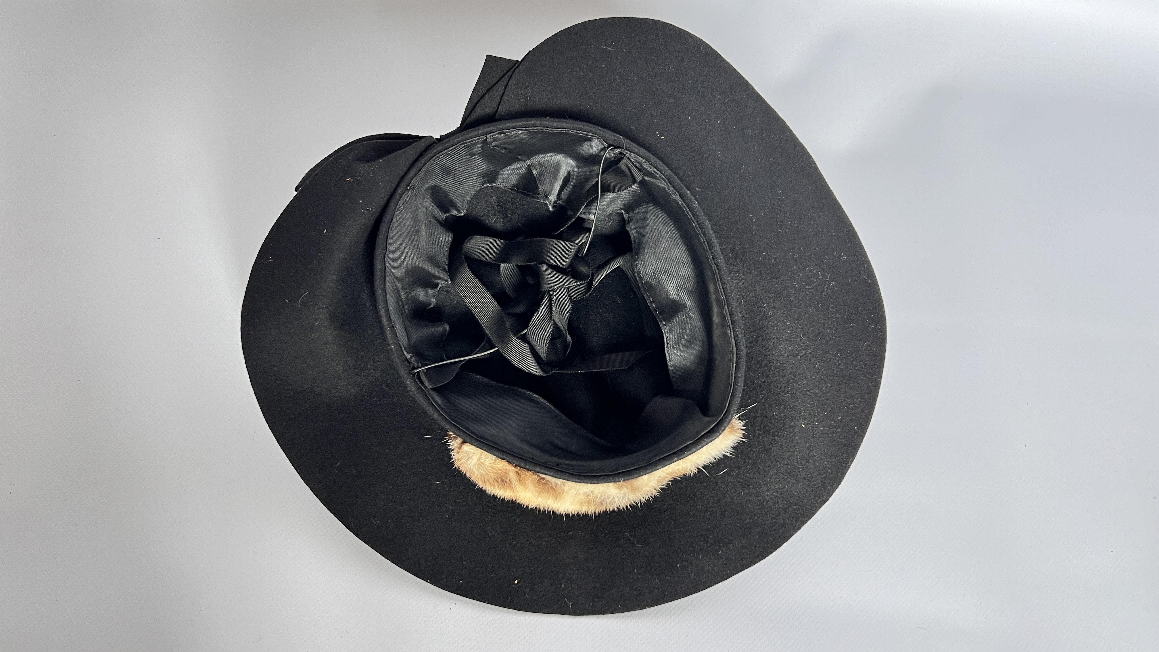 2 HAT BOXES CONTAINING 6 1940S HATS, 1 GREY FELT WITH VEIL (BADLY DAMAGED), - Image 22 of 28