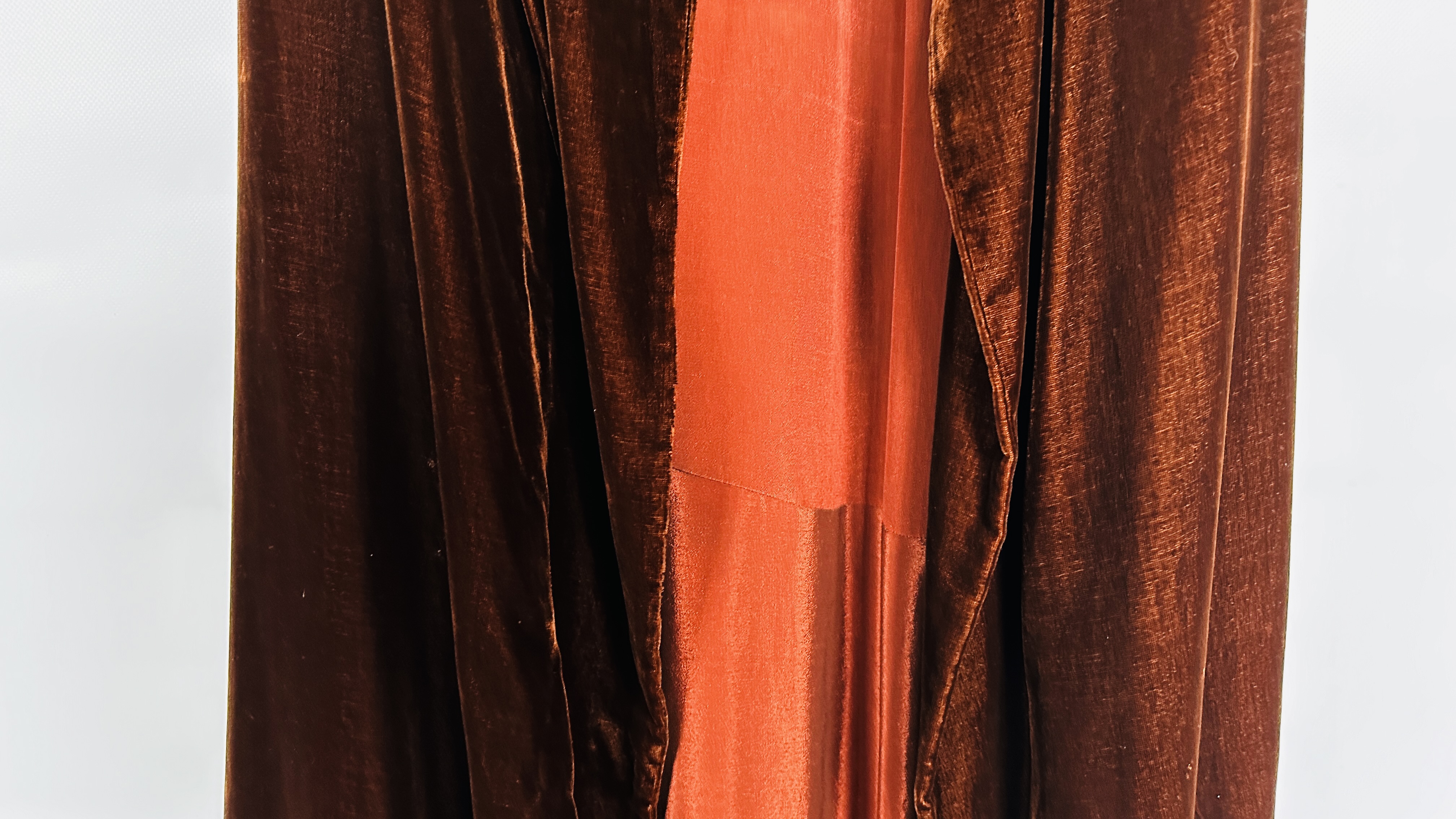 1920S BROWN VELVET LONG CAPE, BUTTONED ON COLLAR, PUFF SLEEVES - A/F CONDITION, SOLD AS SEEN. - Image 5 of 18