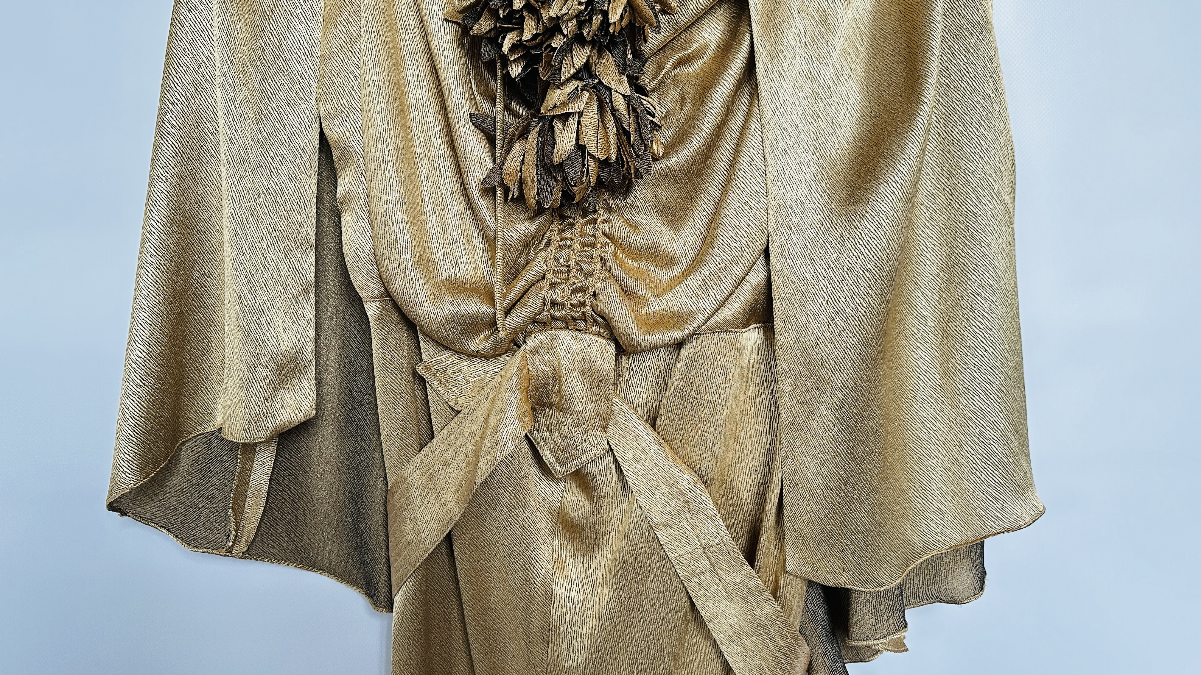 1930S GOLD LAMÉ EVENING DRESS WITH CAPE, RUCHED BODICE WITH FLOWERS AND BELT - A/F CONDITION, - Image 8 of 18